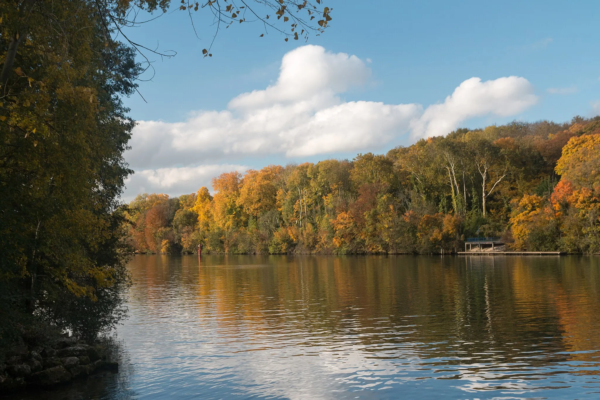 Photo showing: The Seine at the exit of the channel for the Marina “Seine-École” at Saint Fargeau-Ponthierry.