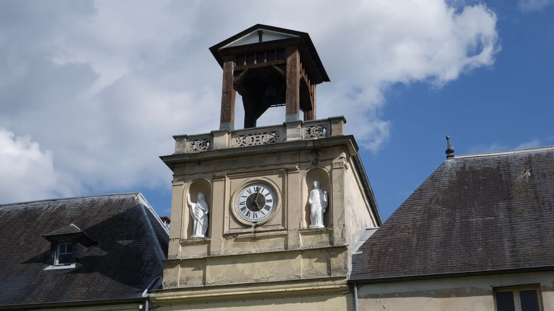 Photo showing: Clocher de la porte nord-ouest de l'ancienne ferme du château de Combreux, Tournan-en-Brie