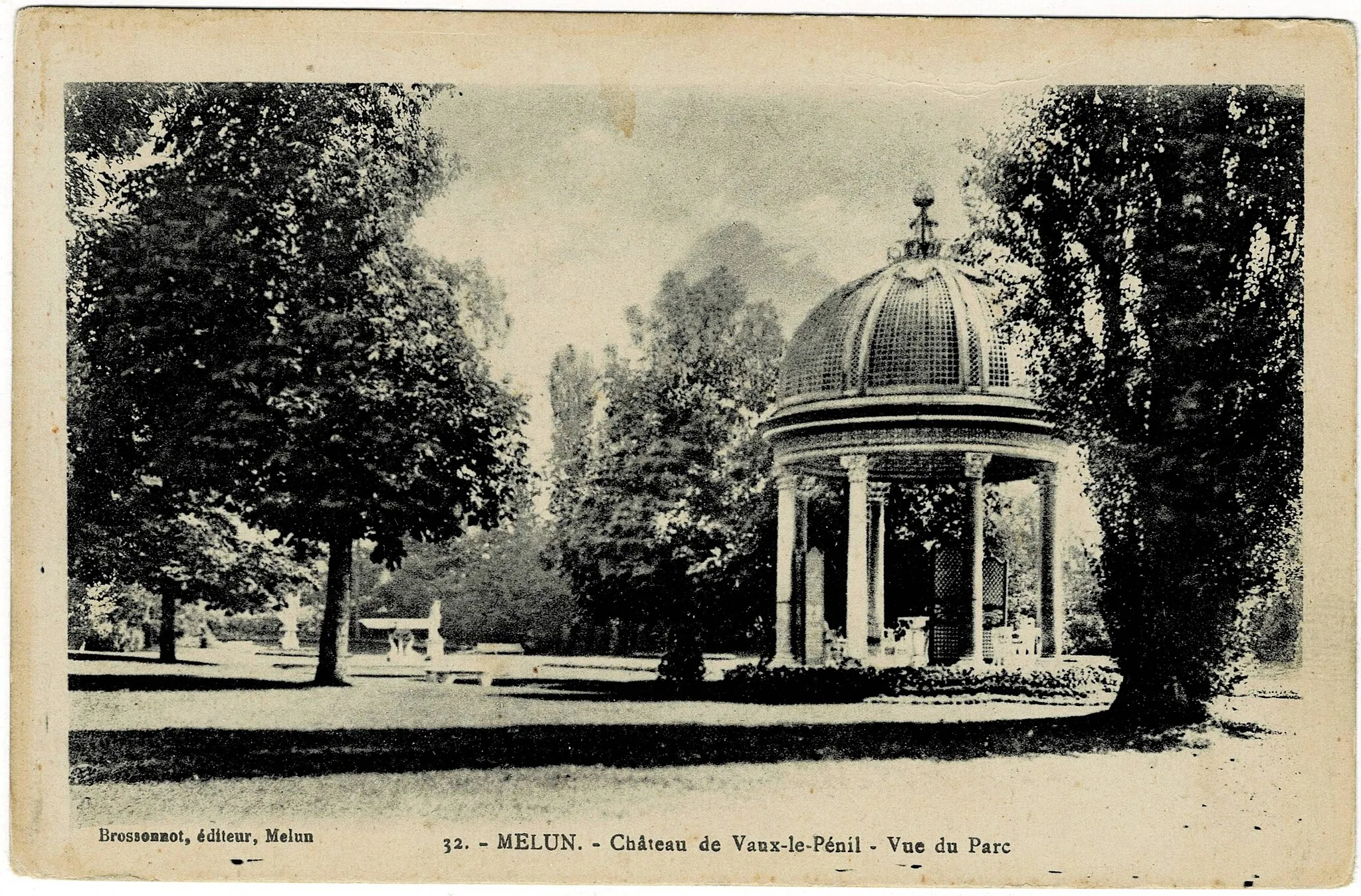 Photo showing: Les alentours du château de Vaux-le-Pénil (Seine-et-Marne, France) - ancienne carte postale