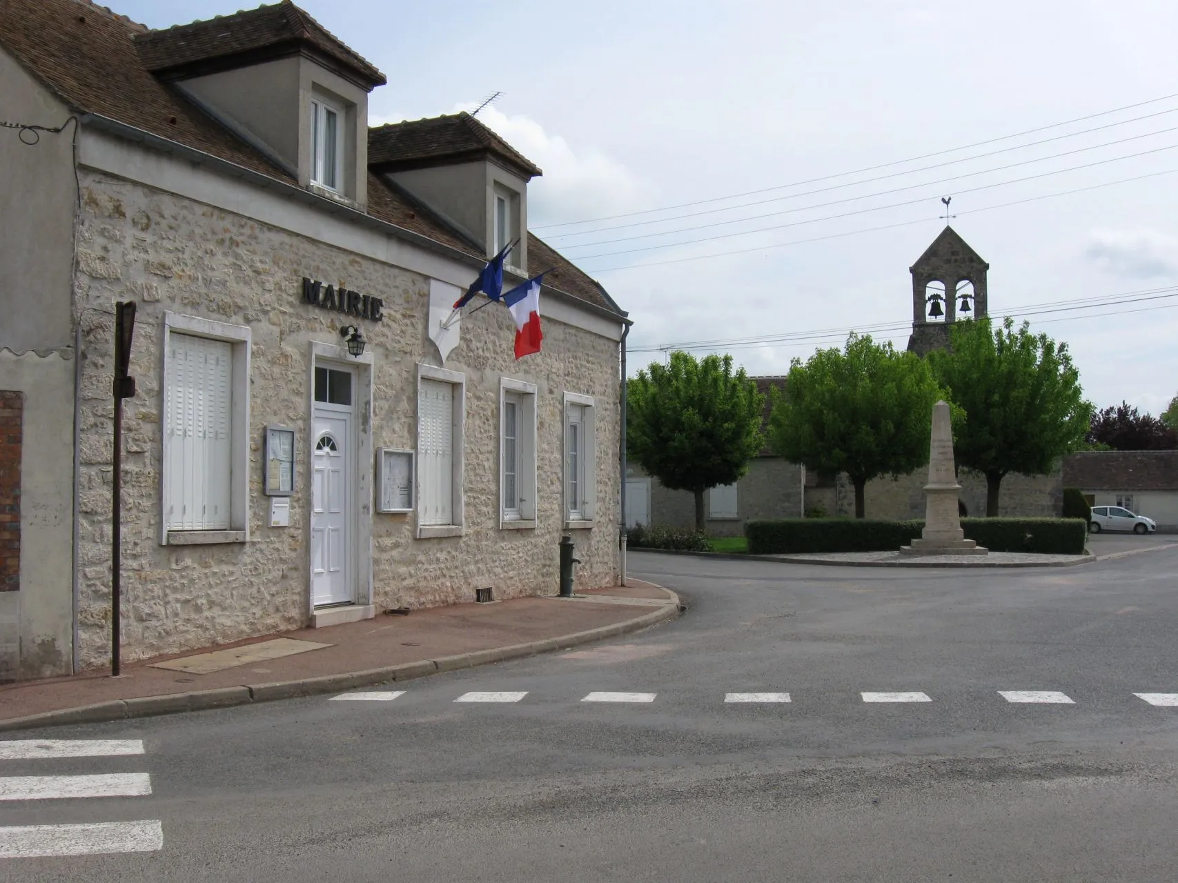 Photo showing: Mairie et place centrale de La Madeleine-sur-Loing (Seine-et-Marne, région Île-de-France)