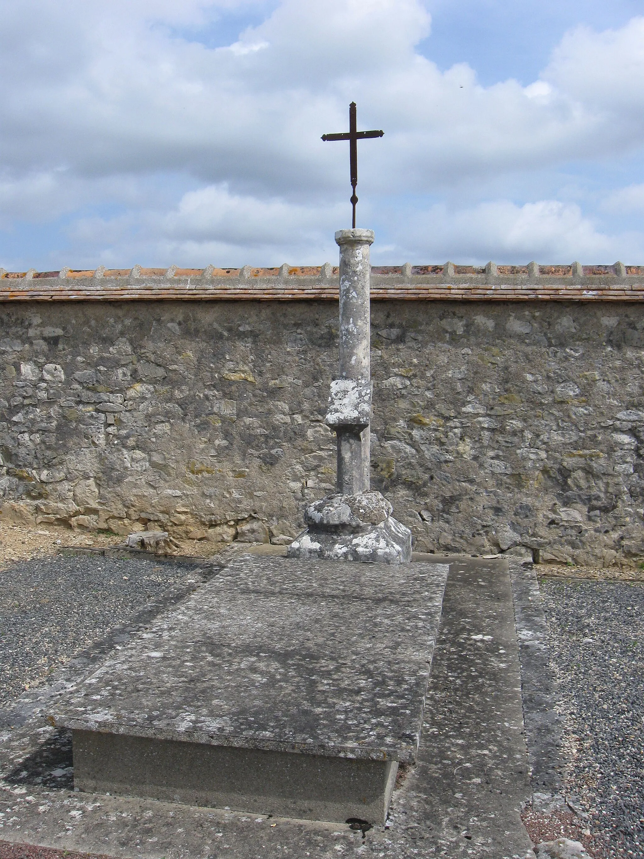 Photo showing: Croix hosannière dans le cimetière de La Madeleine-sur-Loing (Seine-et-Marne, région Île-de-France) - La colonne avec le pupitre est d'un seul bloc surmonté par une croix.