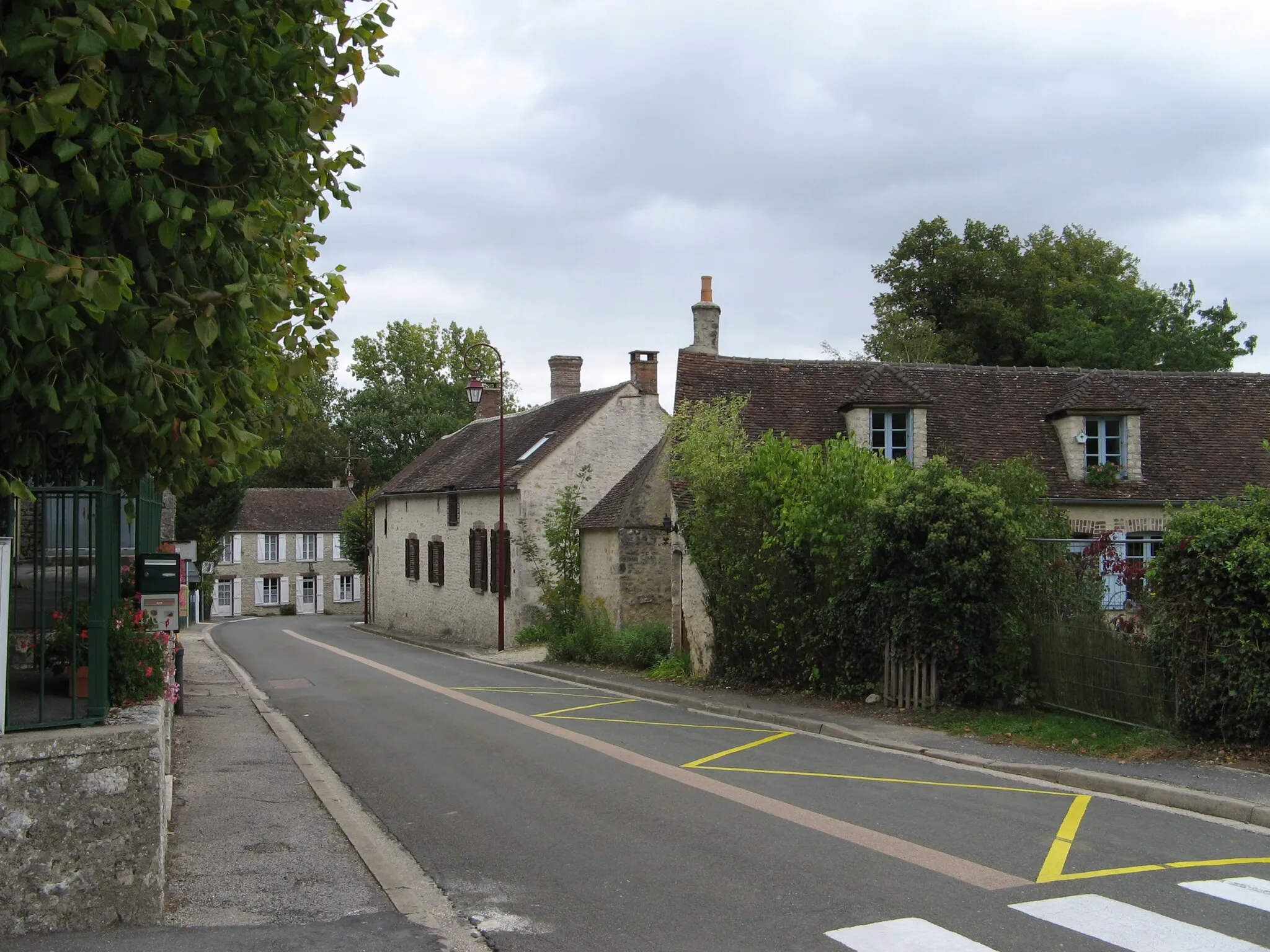 Photo showing: Rue devant la mairie de Paley, France.