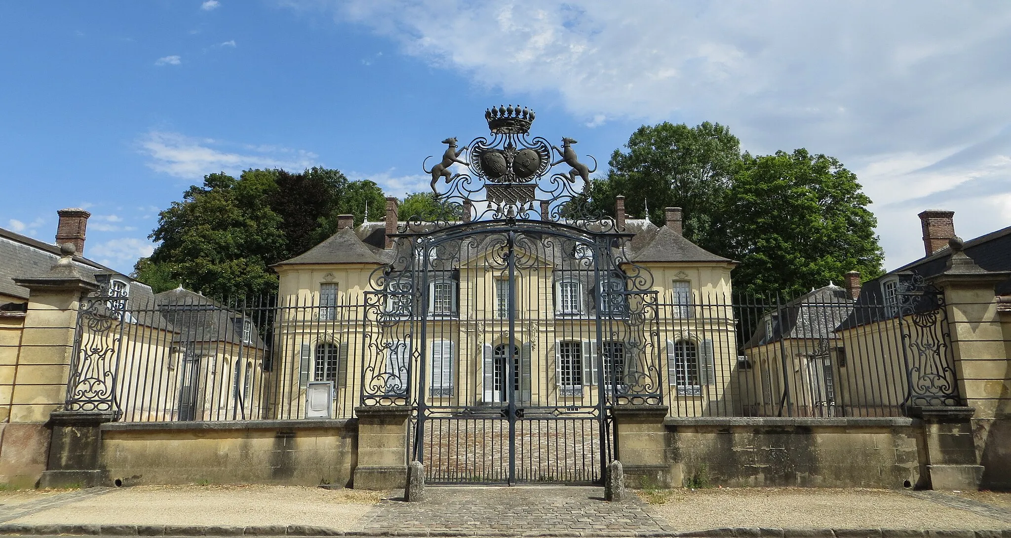 Photo showing: Entrée et portail du château