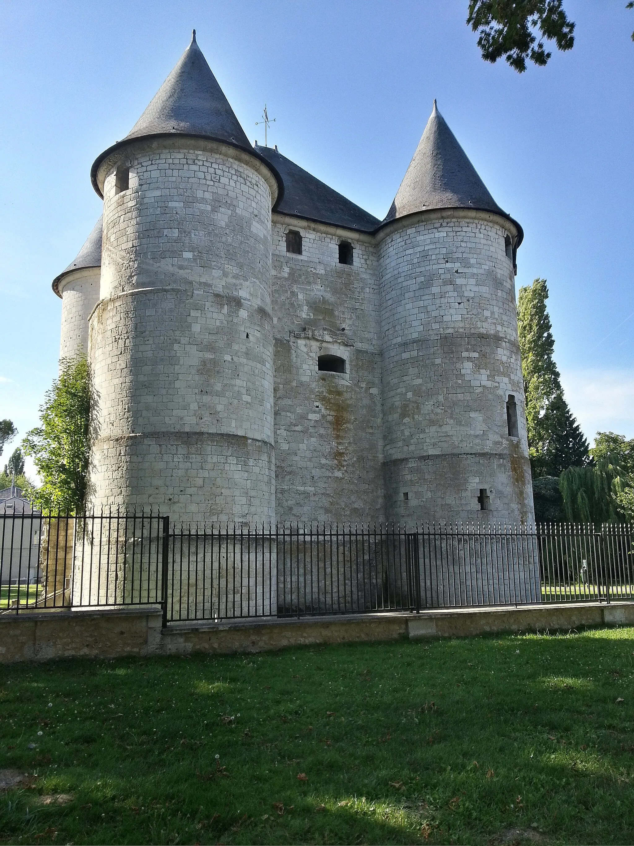 Photo showing: Façe Sud-Est du Château des Tourelles, rive droite de la Seine, à Vernon, département de l'Eure, France.