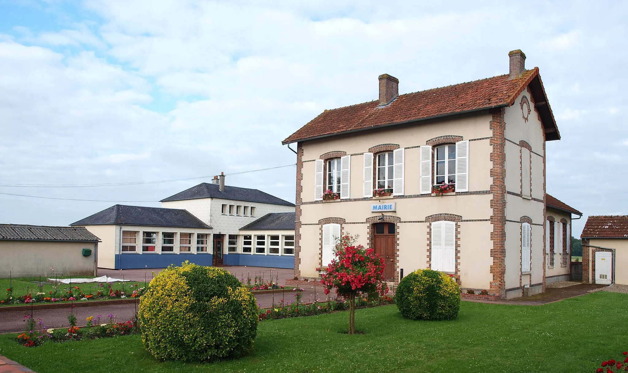 Photo showing: Ervauville (Loiret, France) ; mairie & groupe scolaire.