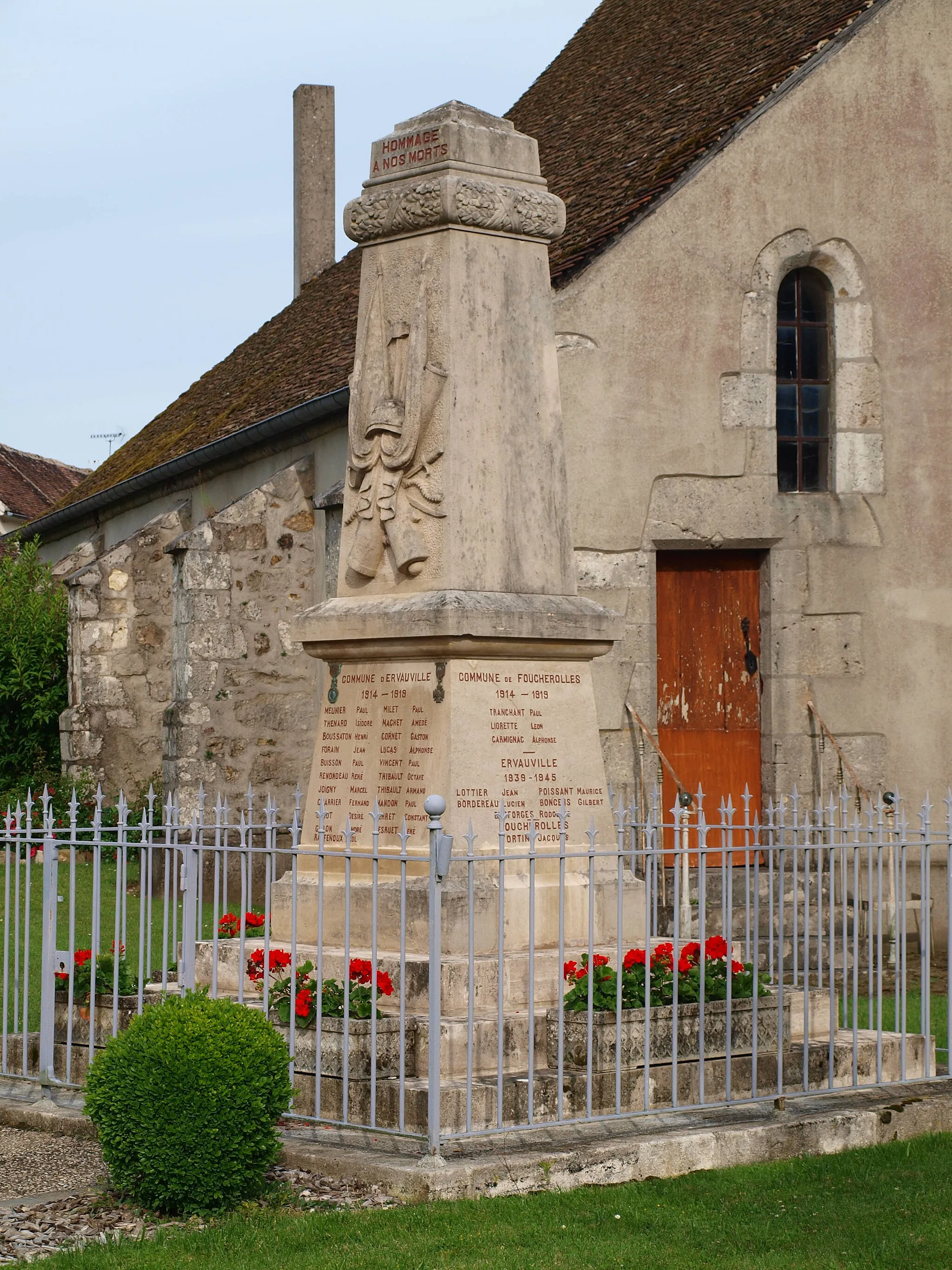 Photo showing: Ervauville (Loiret, France) , monument aux morts - Notez que le monument recense les morts de la commune voisine de Foucherolles..