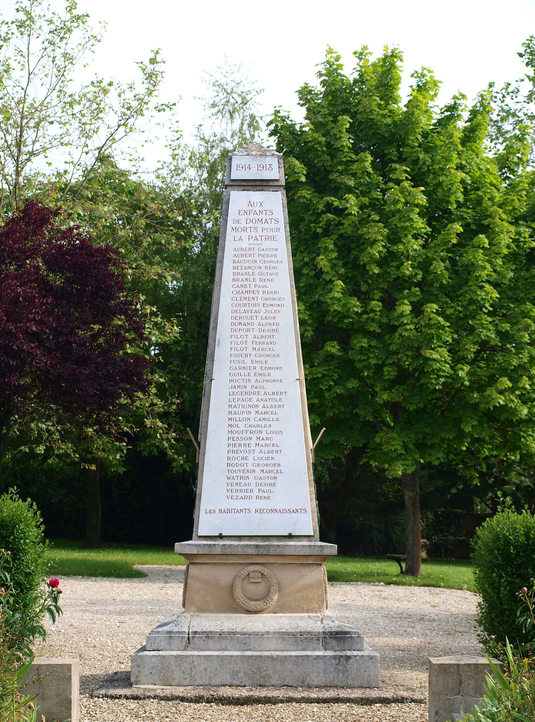 Photo showing: Domats (Yonne, France) , monument aux morts