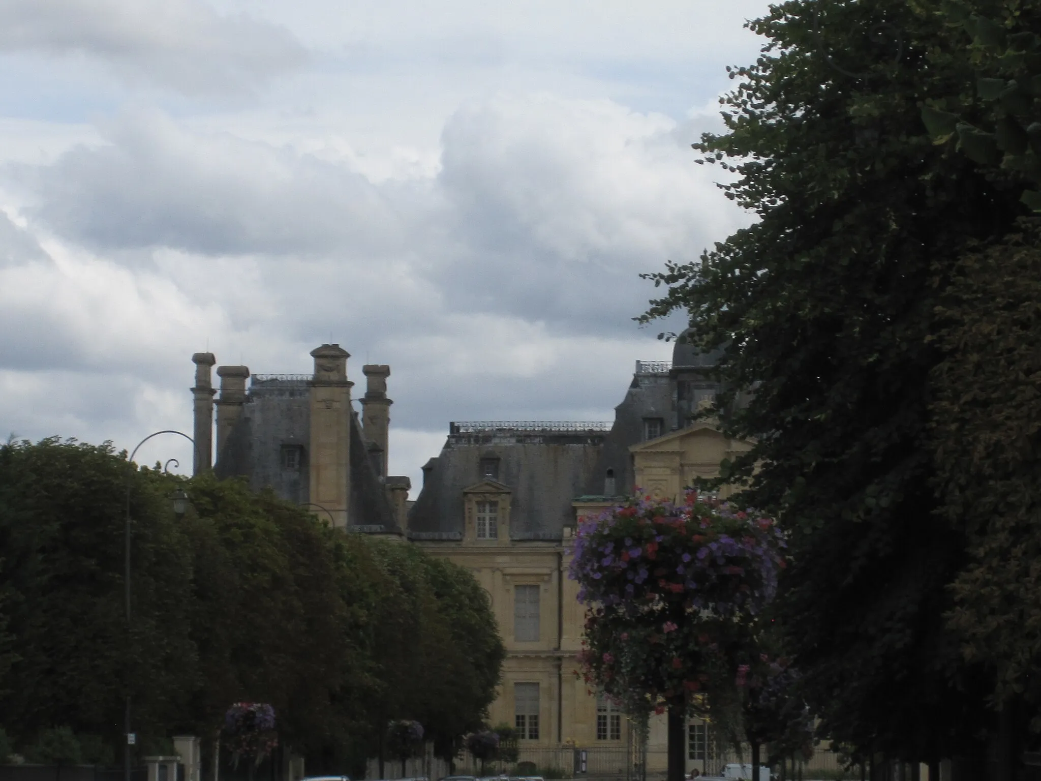 Photo showing: Château de Maisons-Laffitte behind Trees in Maisons-Laffitte, France.