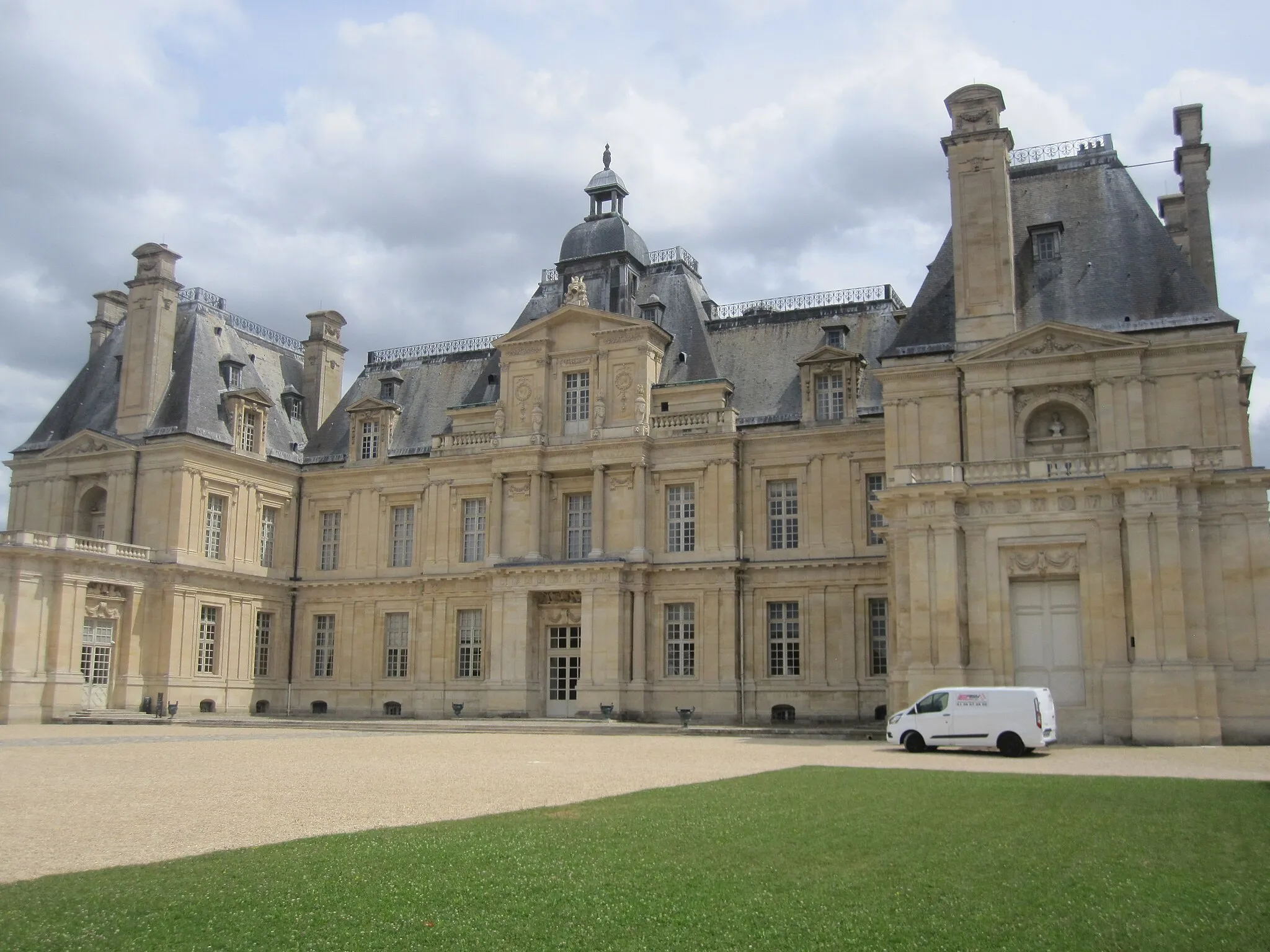 Photo showing: Façade of the Château de Maisons in Maisons-Laffitte, France.