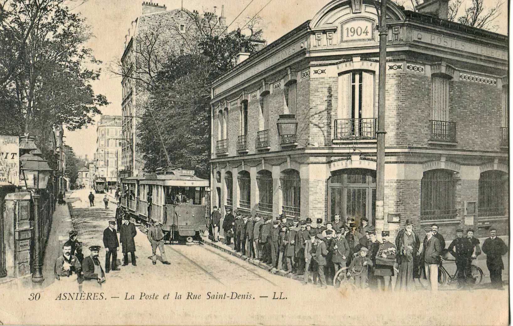 Photo showing: Carte postale ancienne éditée par LL, n°30 : ASNIÈRES - La Poste et la Rue Saint-Denis