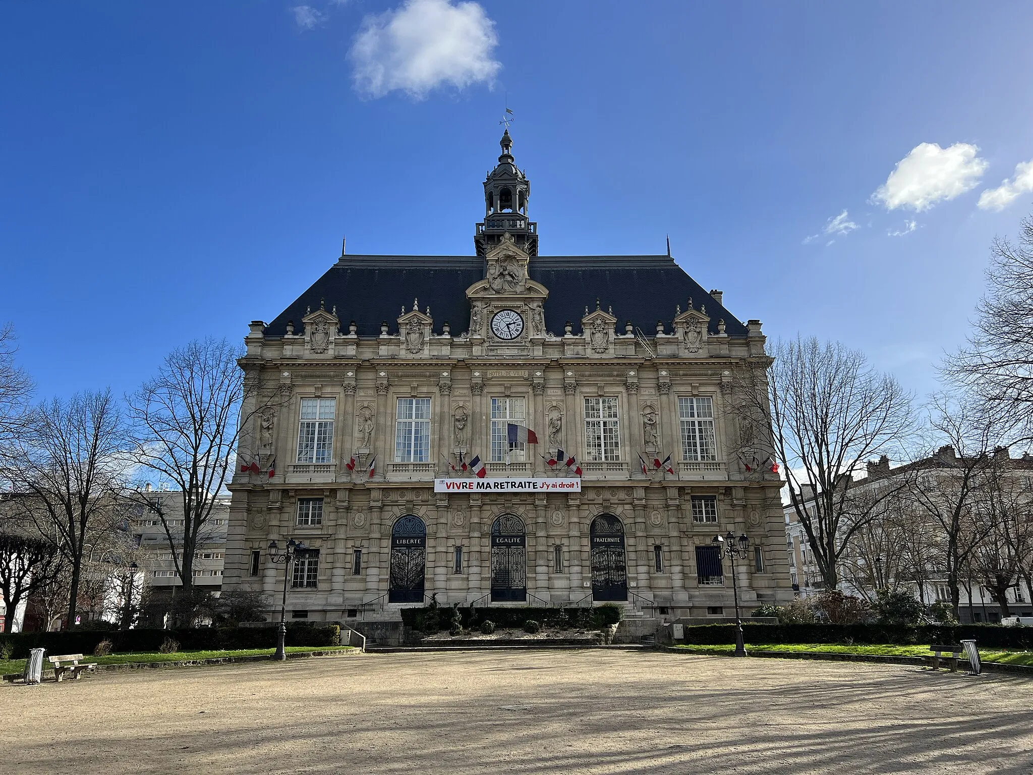 Photo showing: Hôtel de ville d'Ivry-sur-Seine.