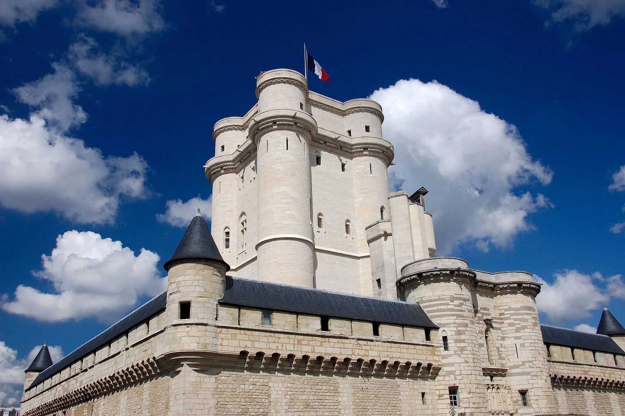 Photo showing: Donjon du Château de Vincennes, photo prise du sud-est de la tour./Château de Vincennes keep, picture taken from the south-east corner of the moat.