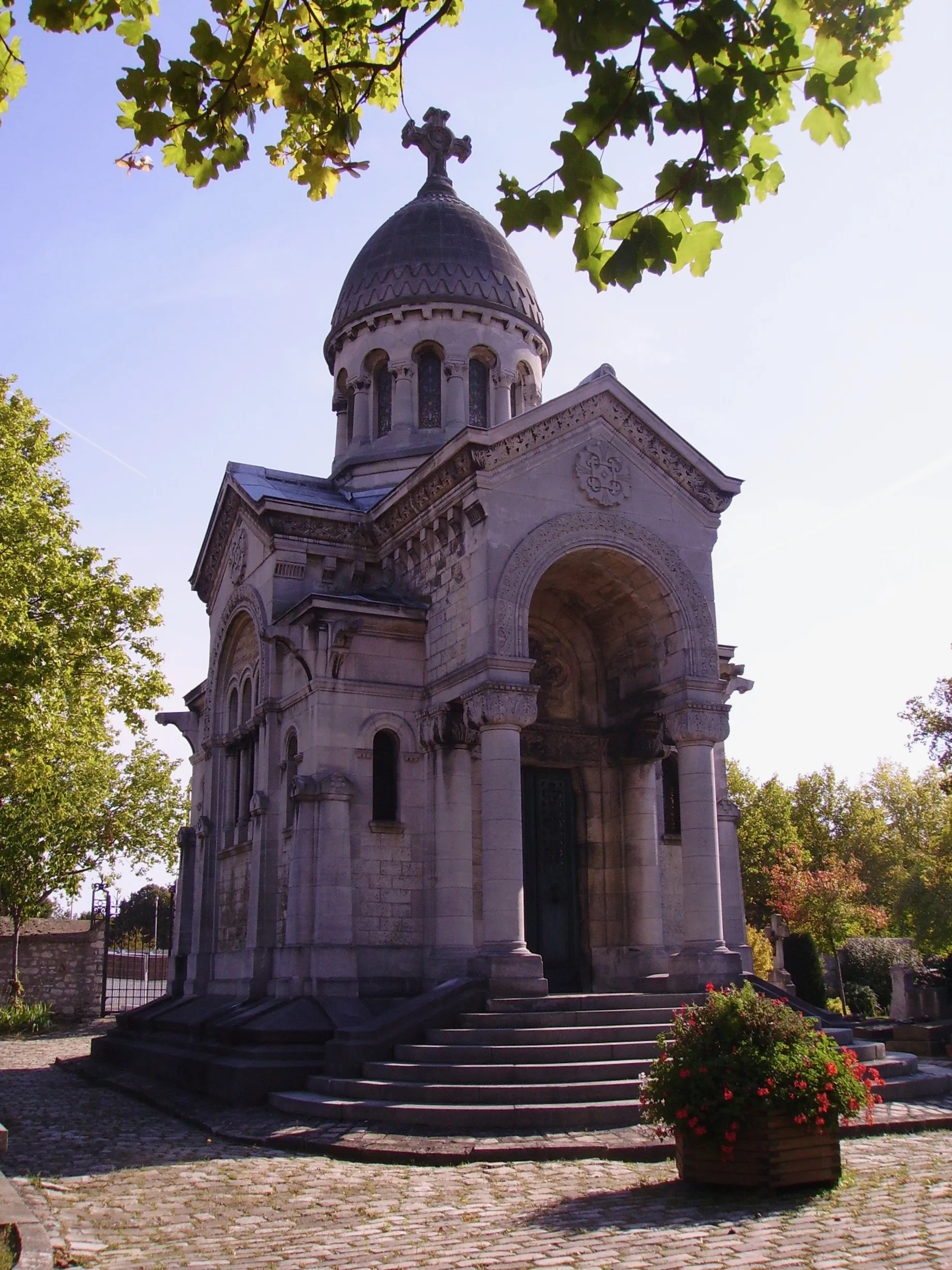 Photo showing: Chapelle funéraire de Jules Hunebelle au cimetière communal de Clamart