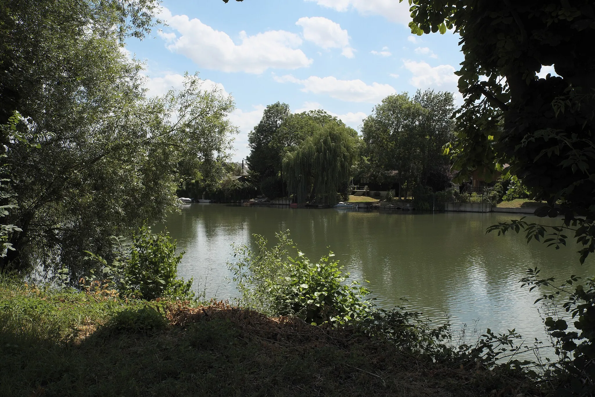 Photo showing: Am Ufer der Seine in Juziers im Département Yvelines (Île-de-France/Frankreich), Blick auf die Île de Juziers