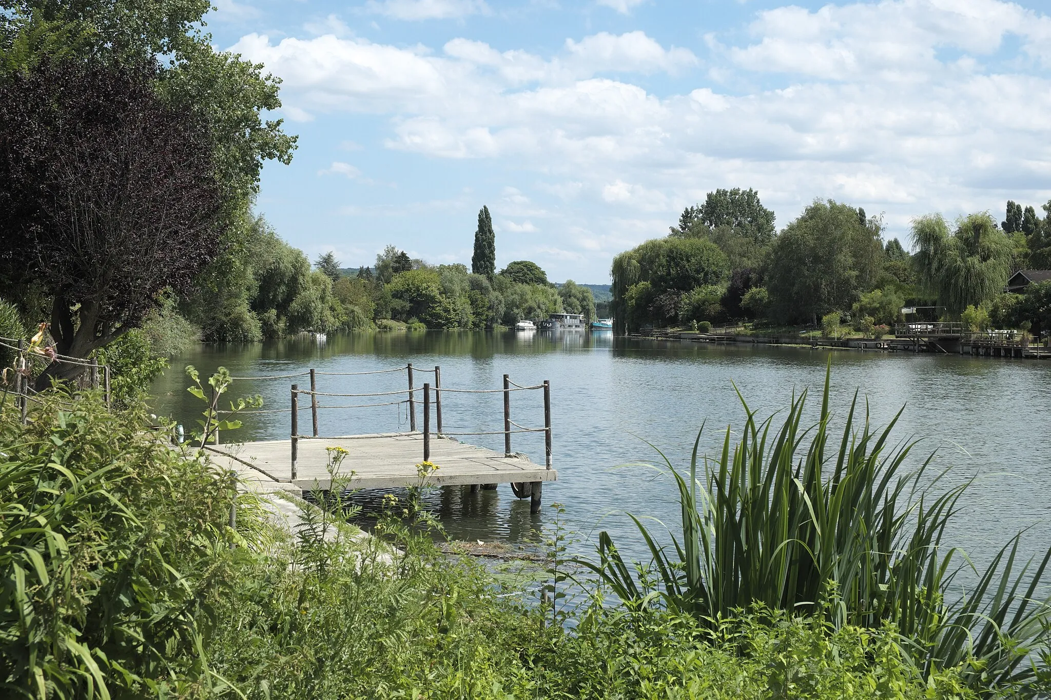 Photo showing: Am Ufer der Seine in Juziers im Département Yvelines (Île-de-France/Frankreich), Blick auf die Île de Juziers