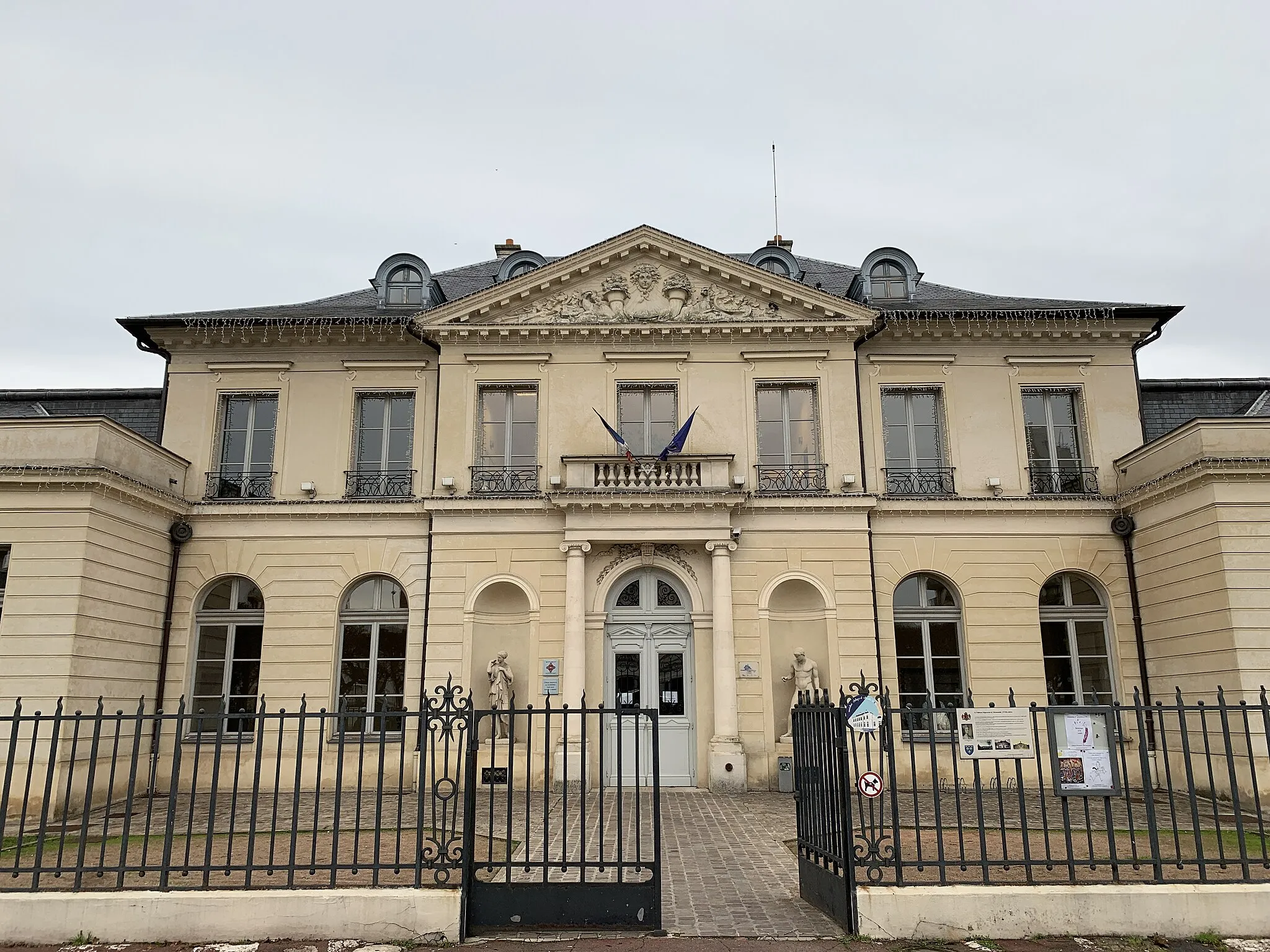 Photo showing: Château de Villemomble.