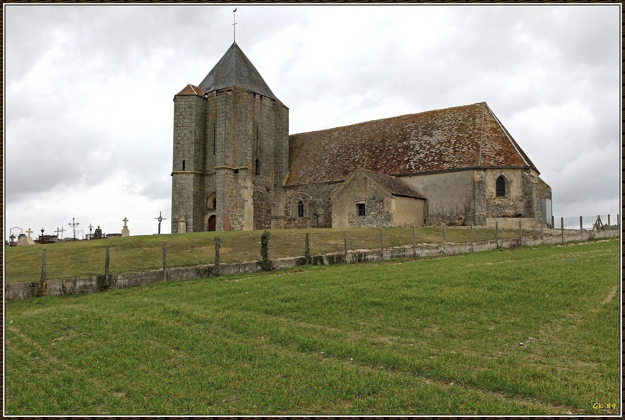 Photo showing: This building is inscrit au titre des monuments historiques de la France. It is indexed in the base Mérimée, a database of architectural heritage maintained by the French Ministry of Culture, under the reference PA89000022 .