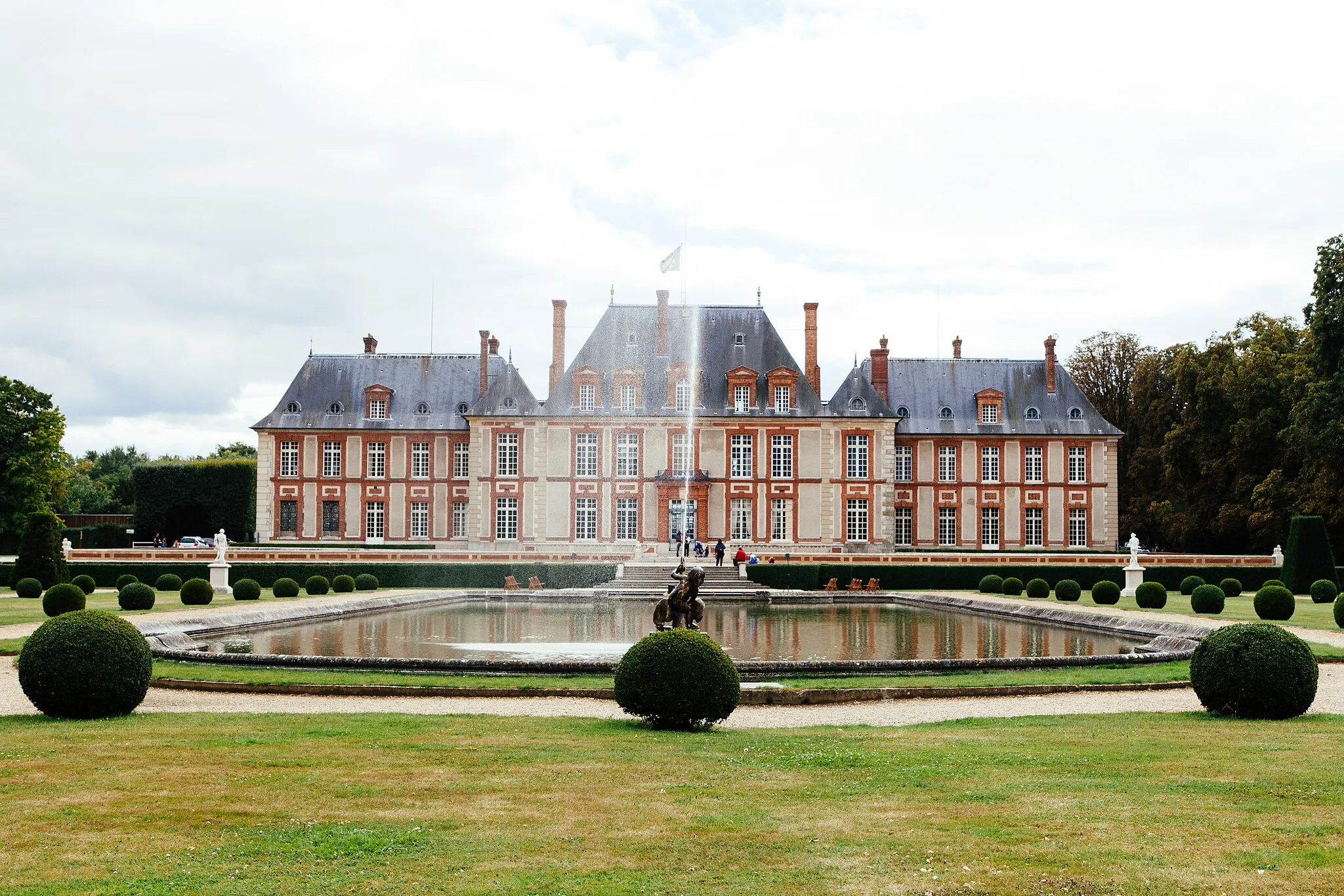 Photo showing: Chateau de Breteuil, de dos.