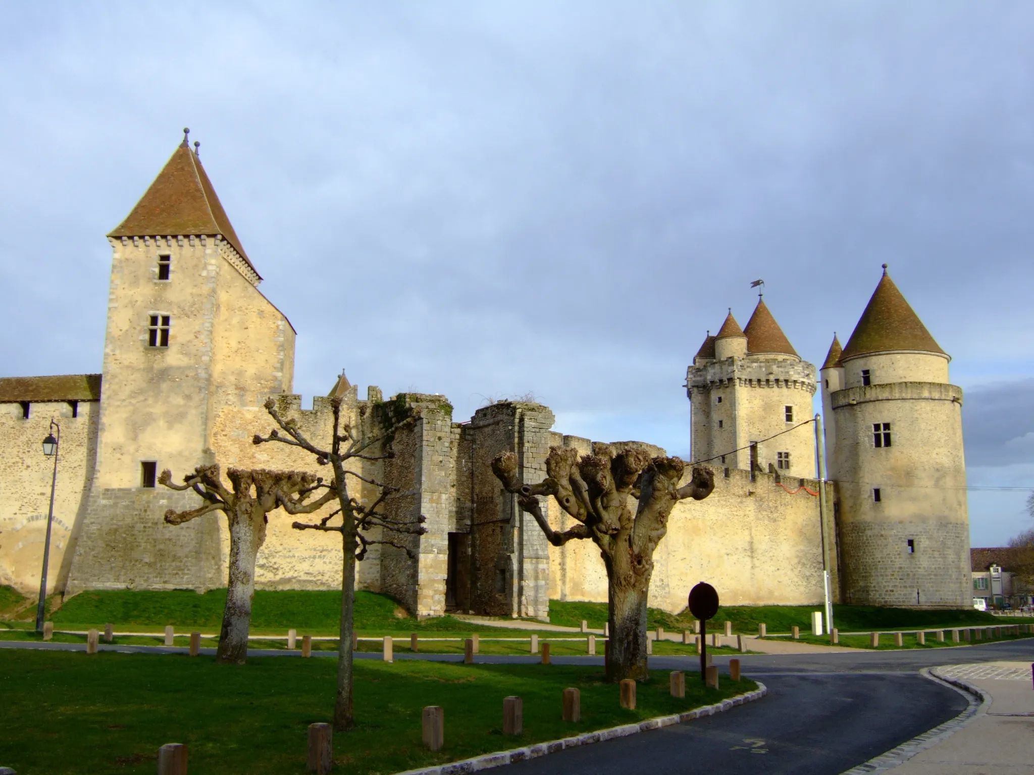 Photo showing: Blandy les Tours, France. Castle from 13th century restored in early of 1990.