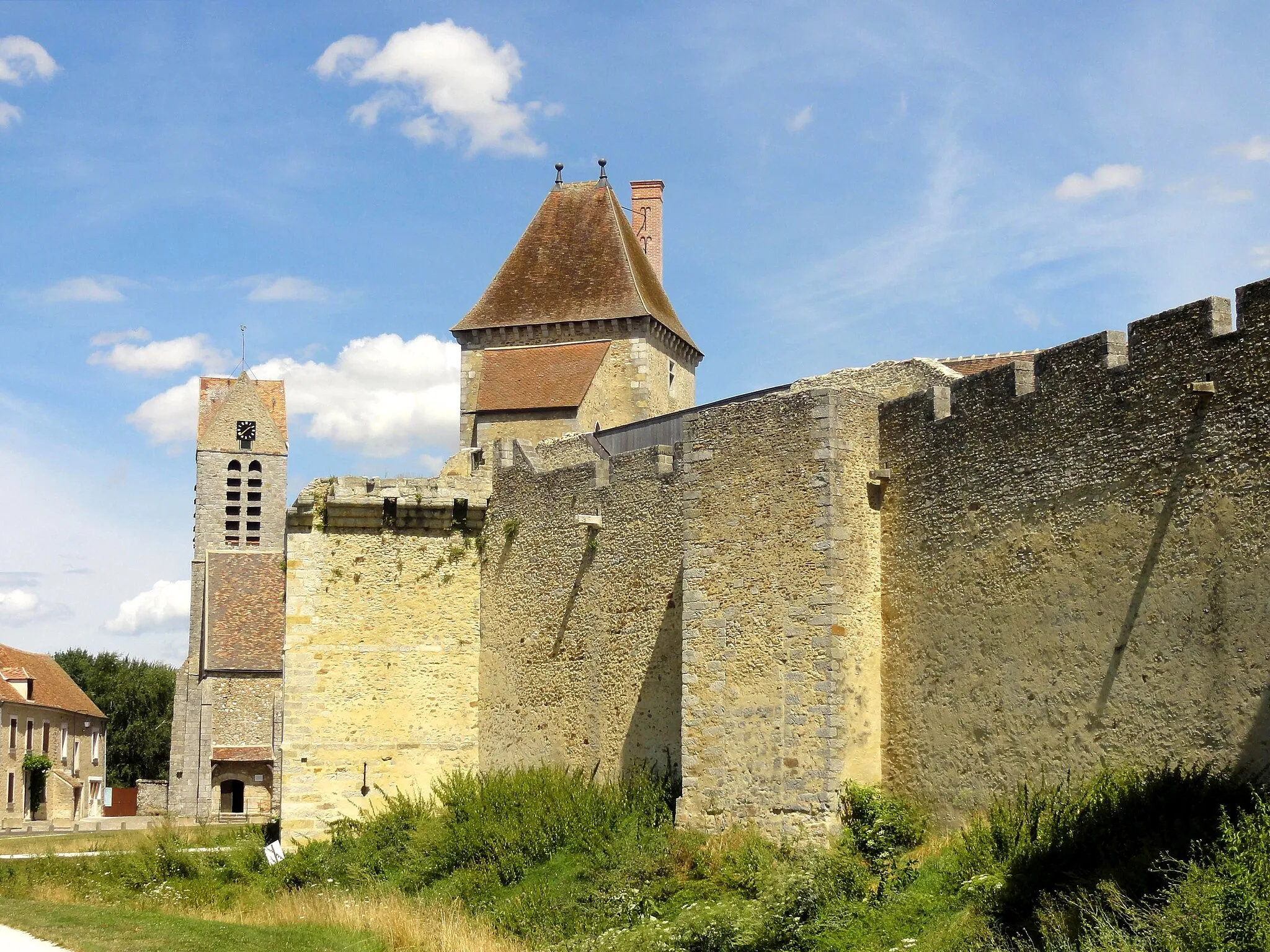 Photo showing: Ancienne poterne et tour Carrée.