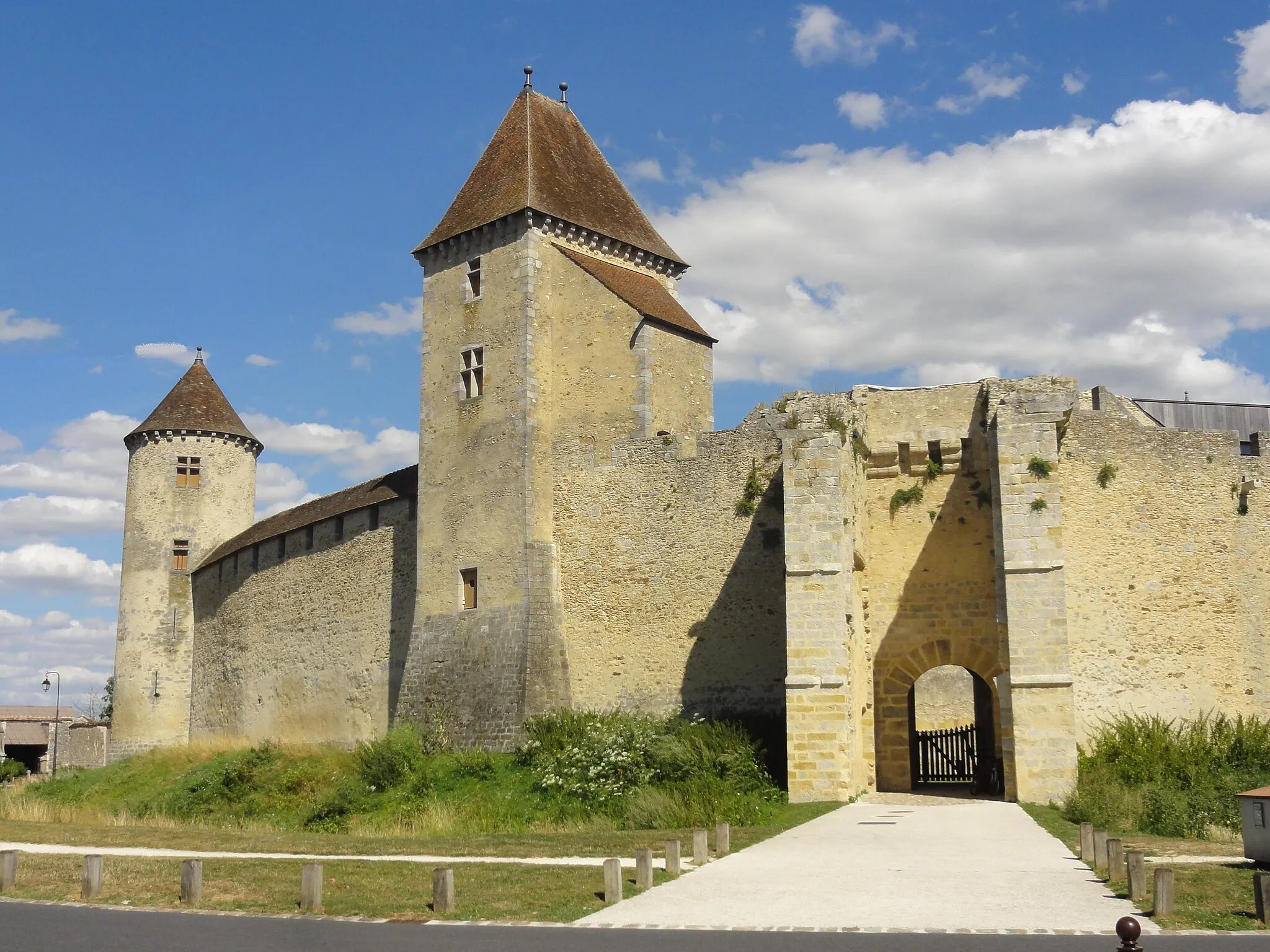 Photo showing: Tour Nord, tour Carrée et poterne.