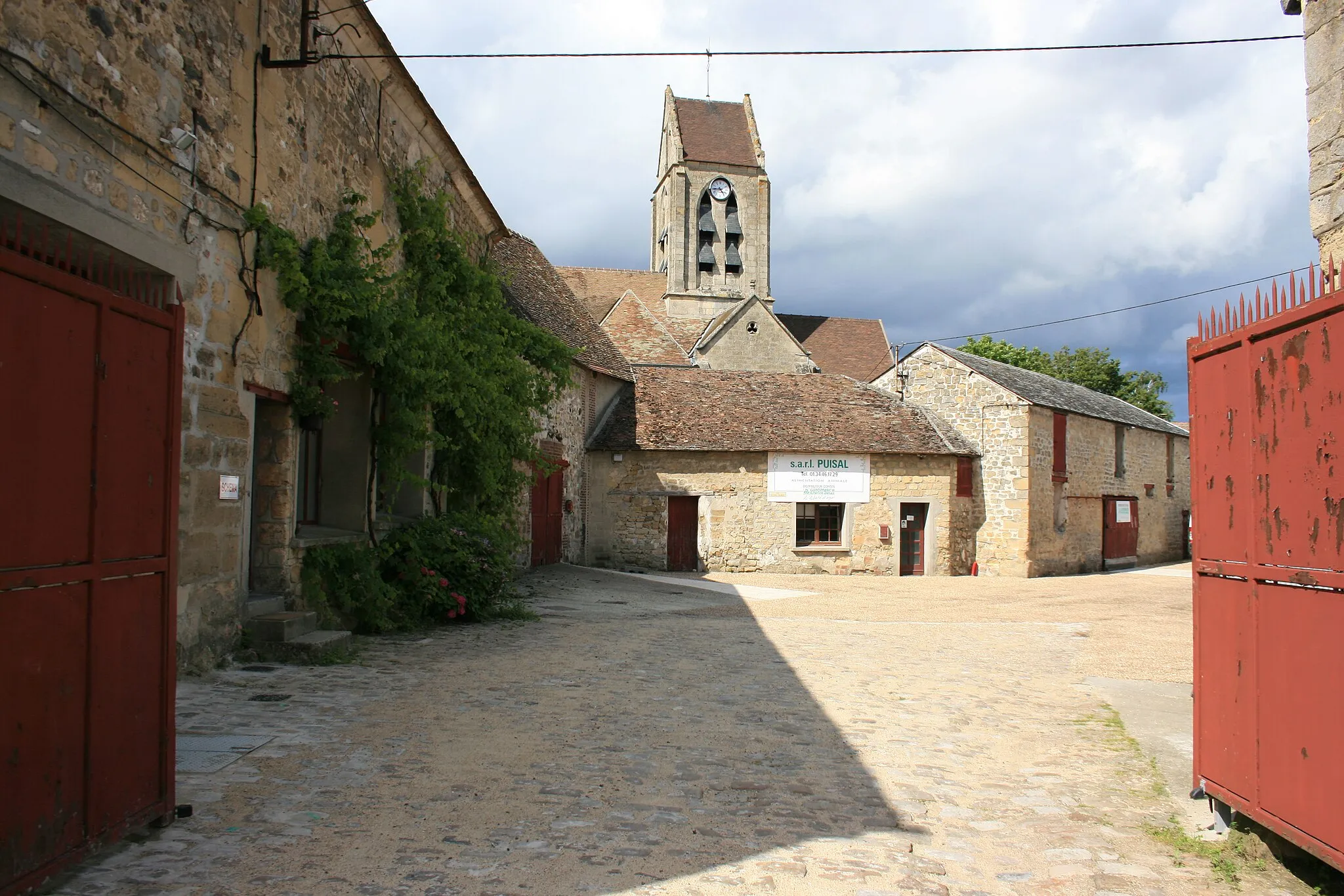 Photo showing: Puiseux-Pontoise Entrée de la zone d'activité de la cour de l'église