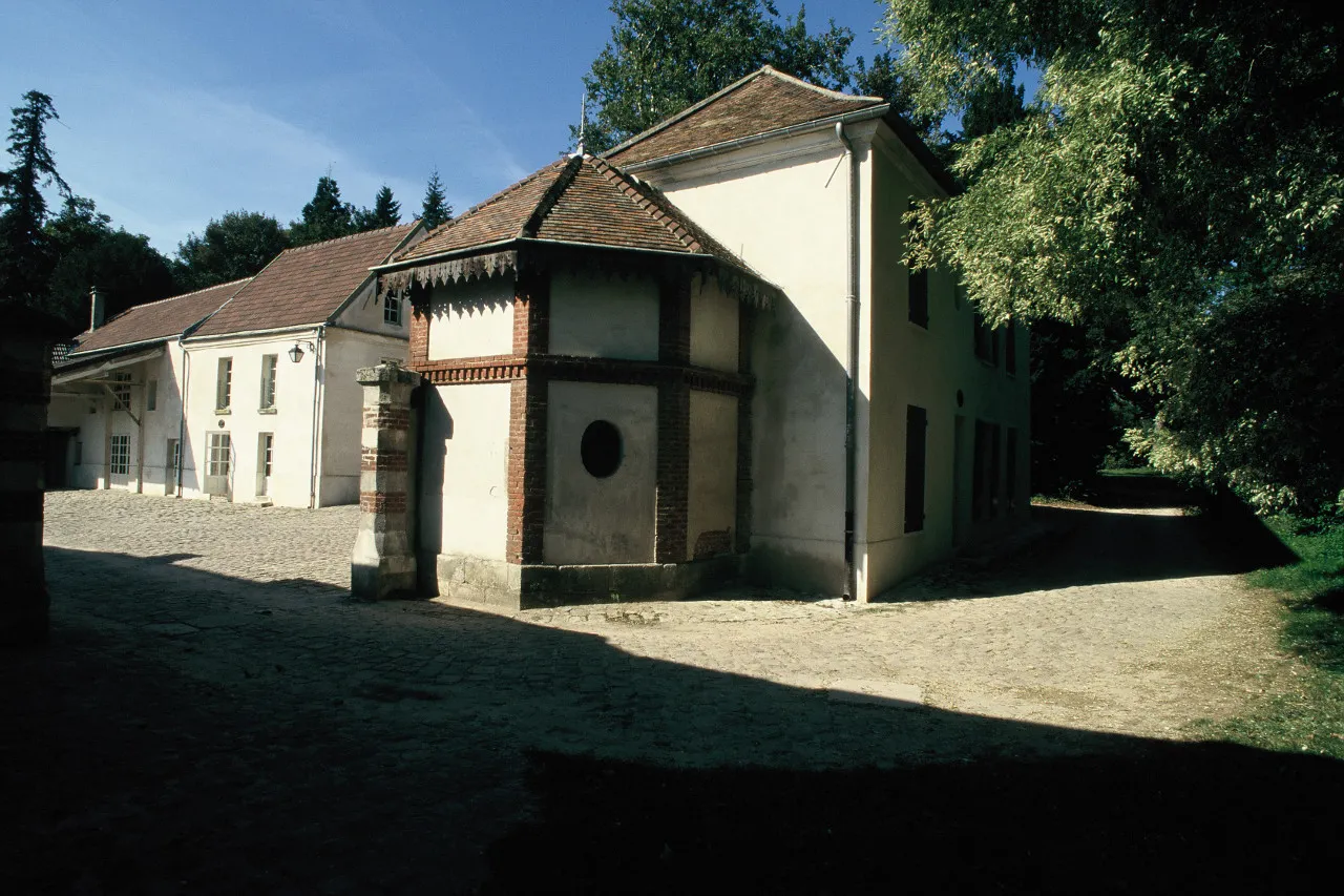 Photo showing: Château de Châtenay. Les Boulins, dans l'ancienne ferme, réaménagées en chambres et studios.