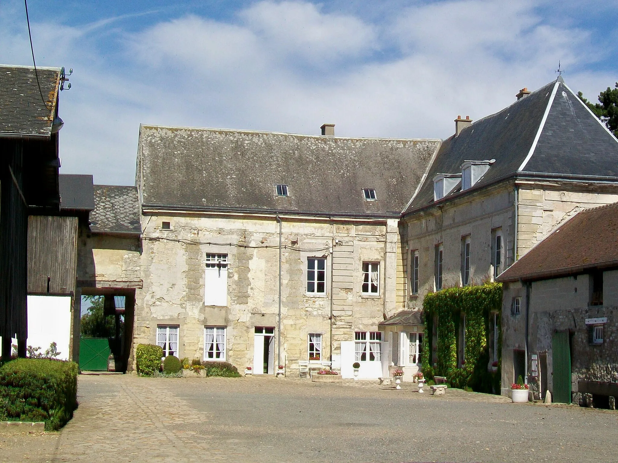 Photo showing: Grande ferme, vue partielle du manoir et de la cour.