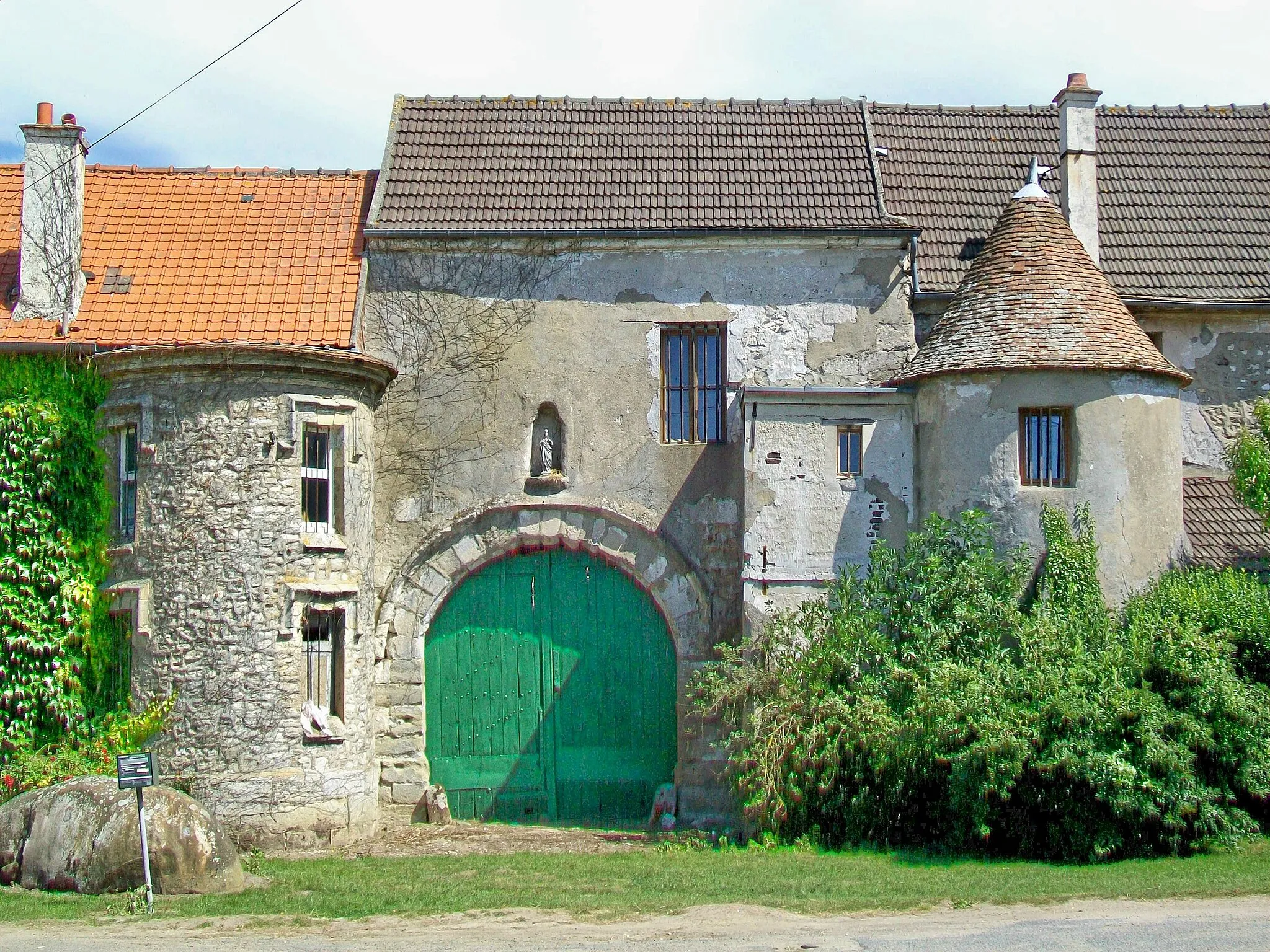 Photo showing: La ferme de Trianon est issue d'un manoir fortifiée, dont ces deux tourelles à toit en poivrière et le porche constituent les vestiges.