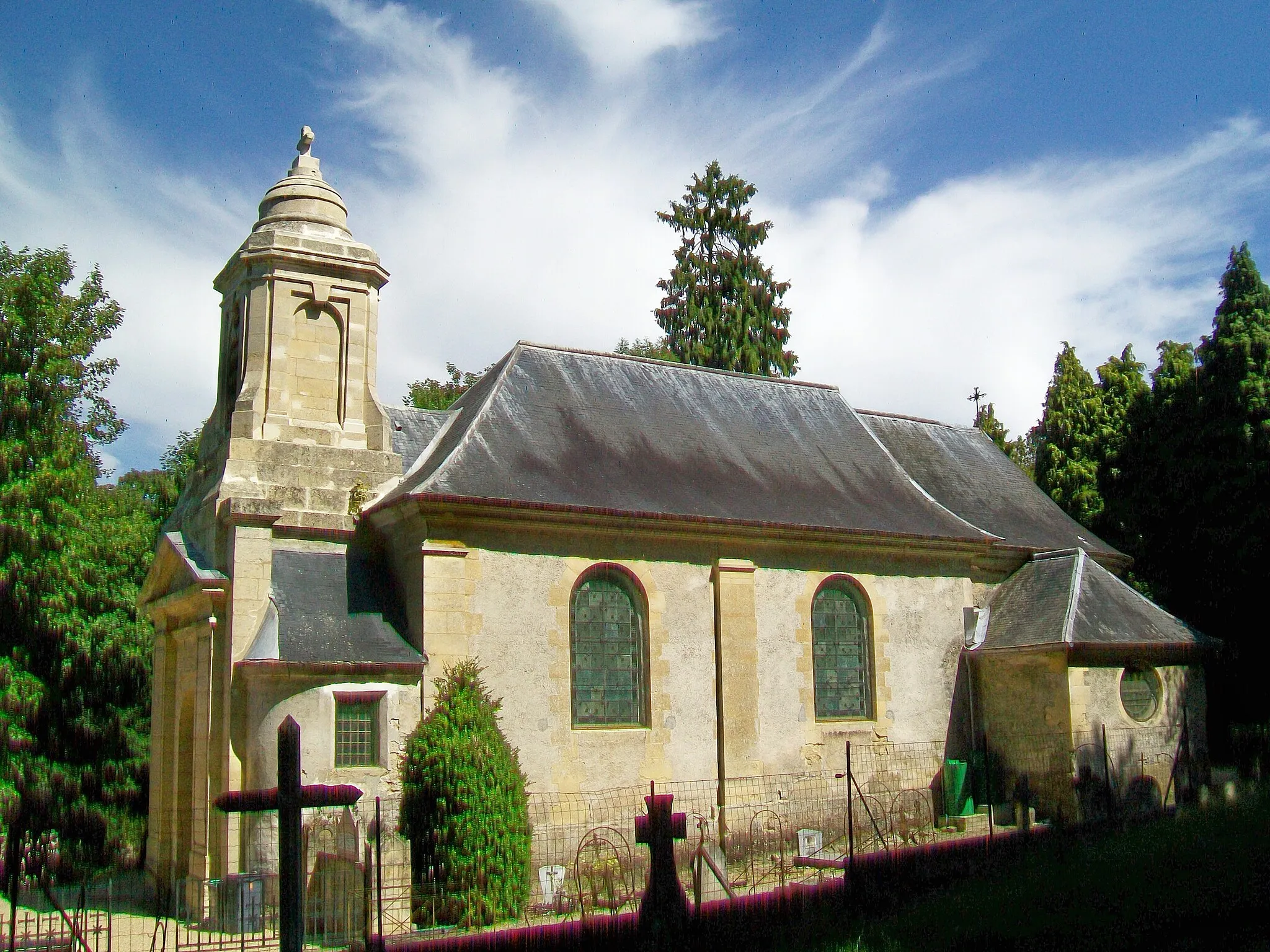 Photo showing: L'église Saint-Eutrope, façade sud-ouest le long du cimetière (au premier plan).