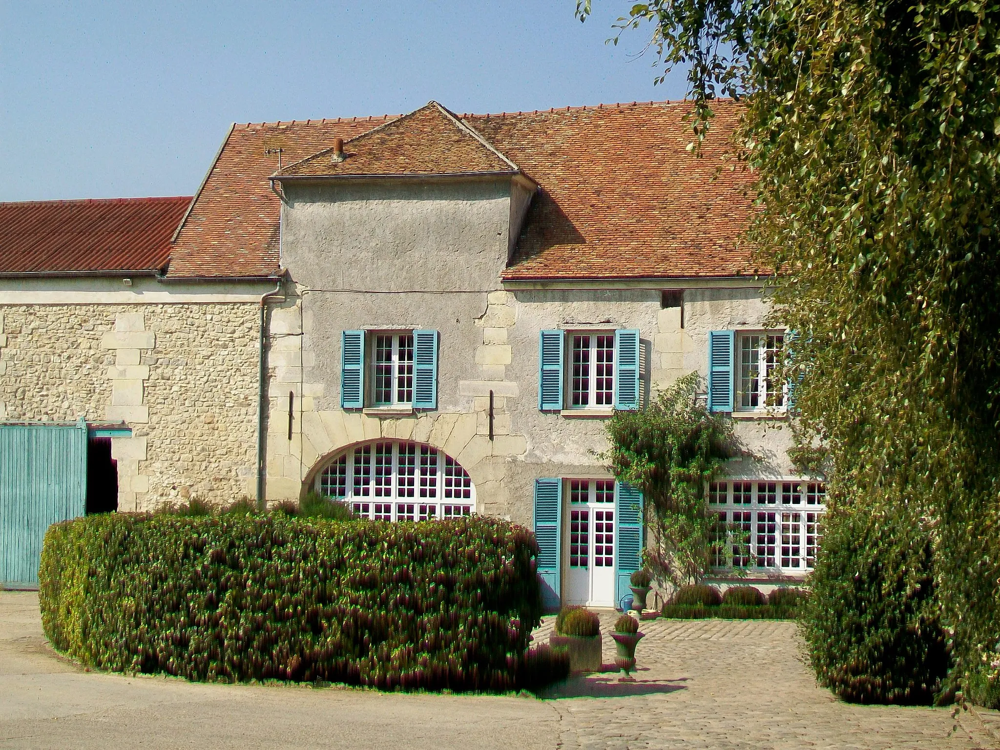 Photo showing: La grande ferme, rue de Louvres.