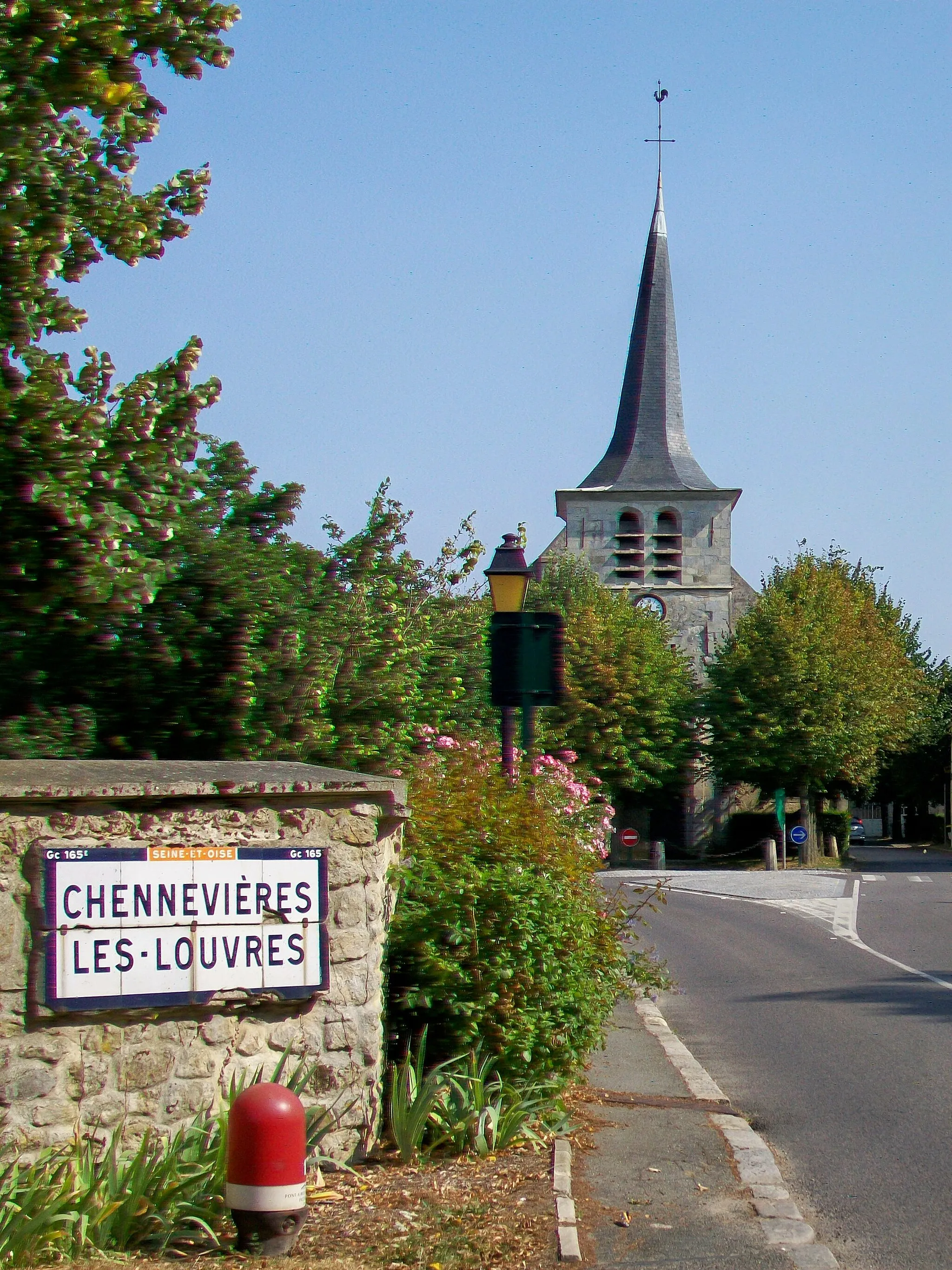 Photo showing: Rue de Louvres, vue sur l'église, plaque Michelin de 1932.