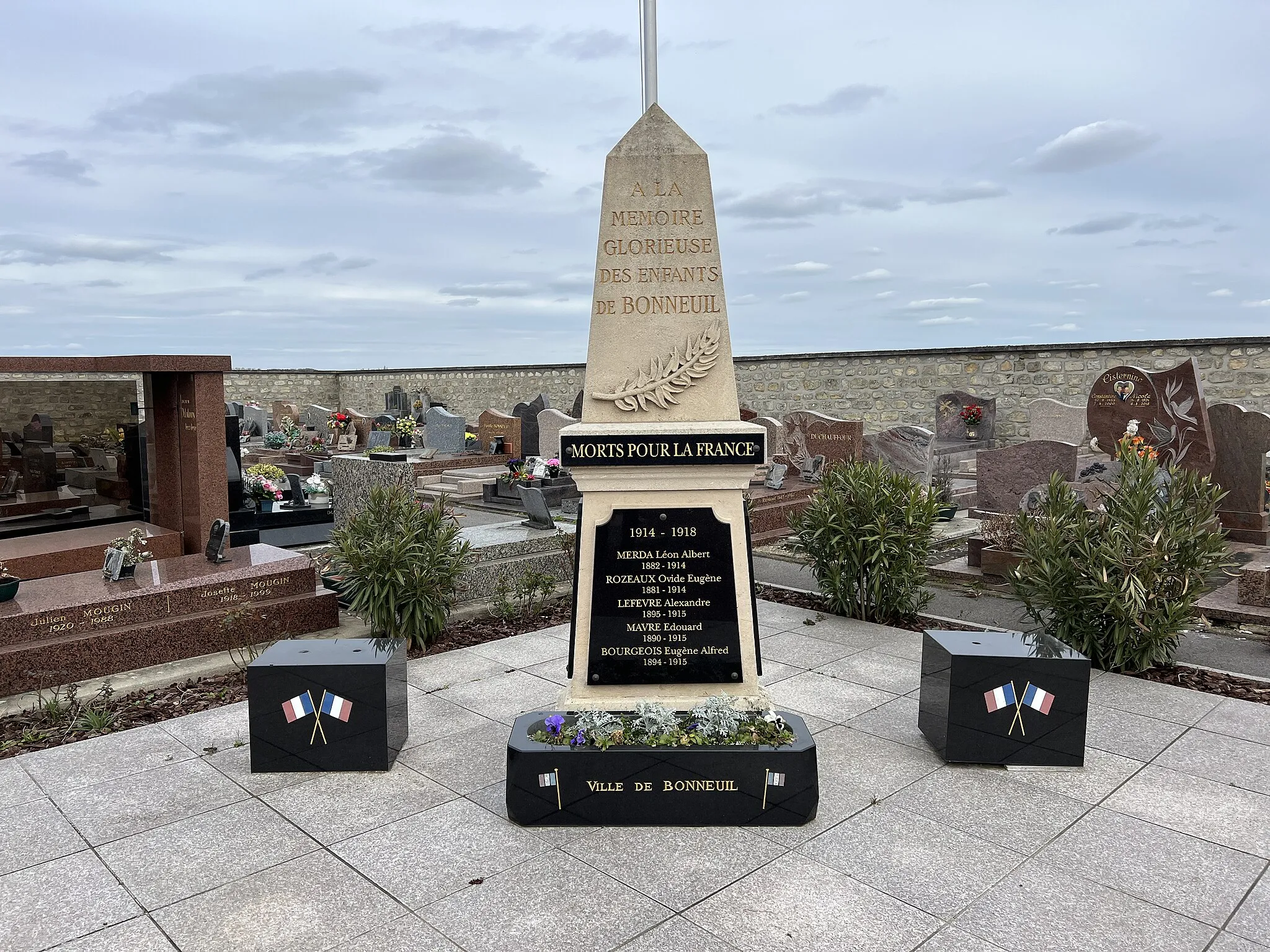 Photo showing: Monument aux morts de Bonneuil-en-France.