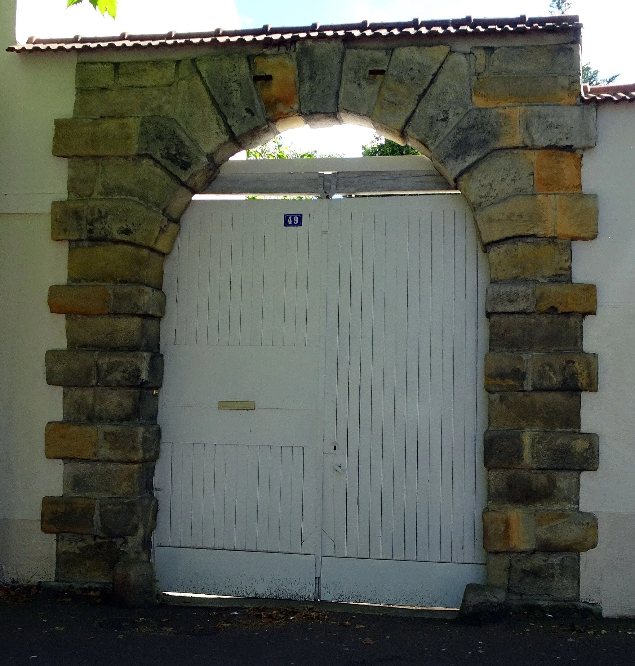 Photo showing: Porte cochère au 49 avenue Mazarin, datant du XVIIe siècle (inscription MH le 28 décembre 1984).