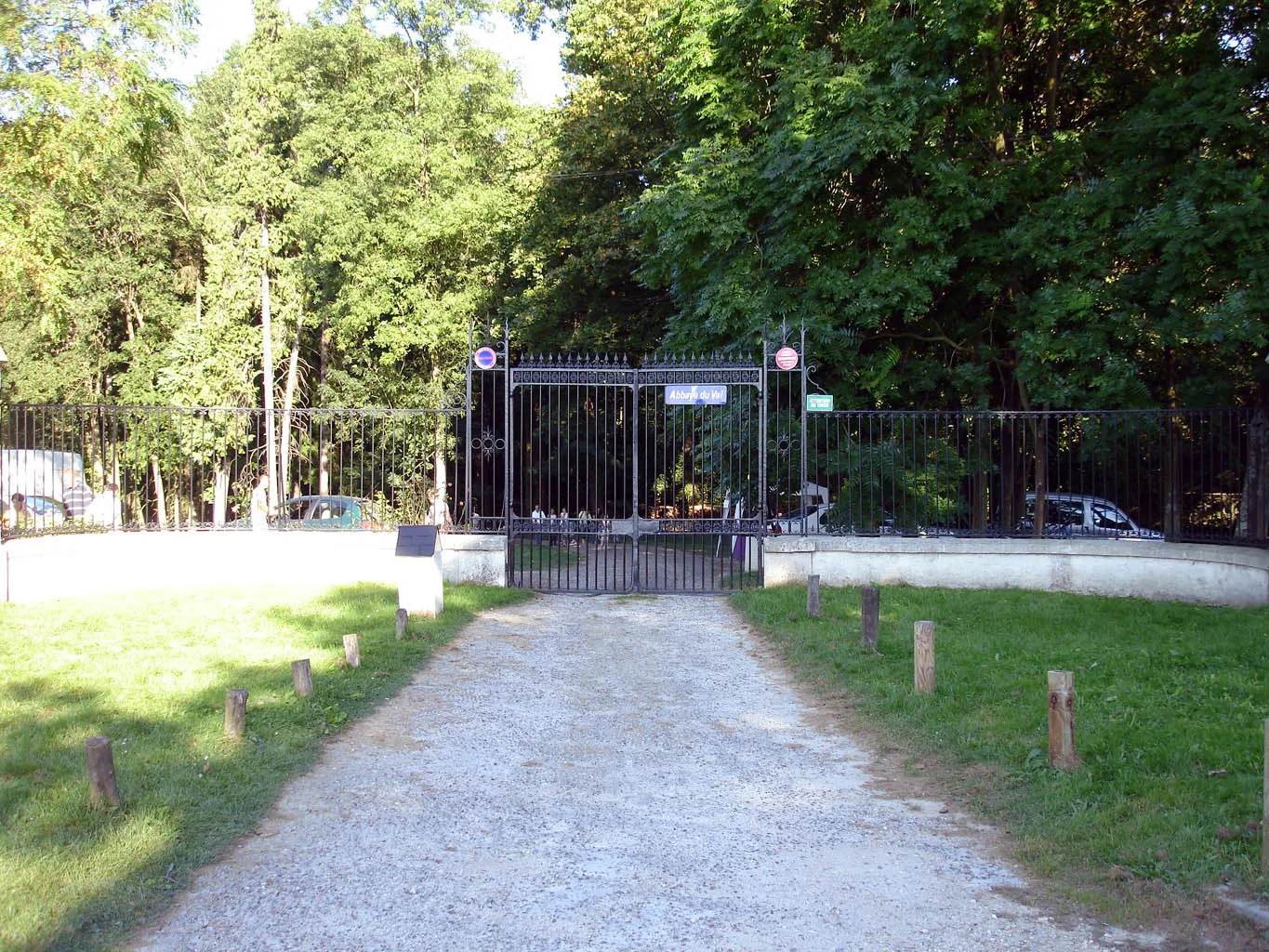 Photo showing: Abbaye Notre-Dame du Val, grille d'entrée du parc, Mériel (Val-d'Oise), France.