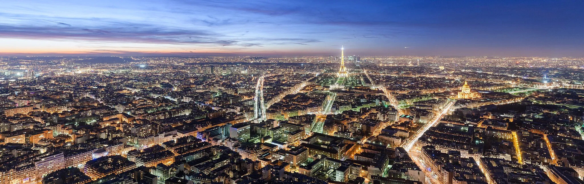 Photo showing: View over Paris, at dusk, from the Maine-Montparnasse tower, equirectilinear projection version