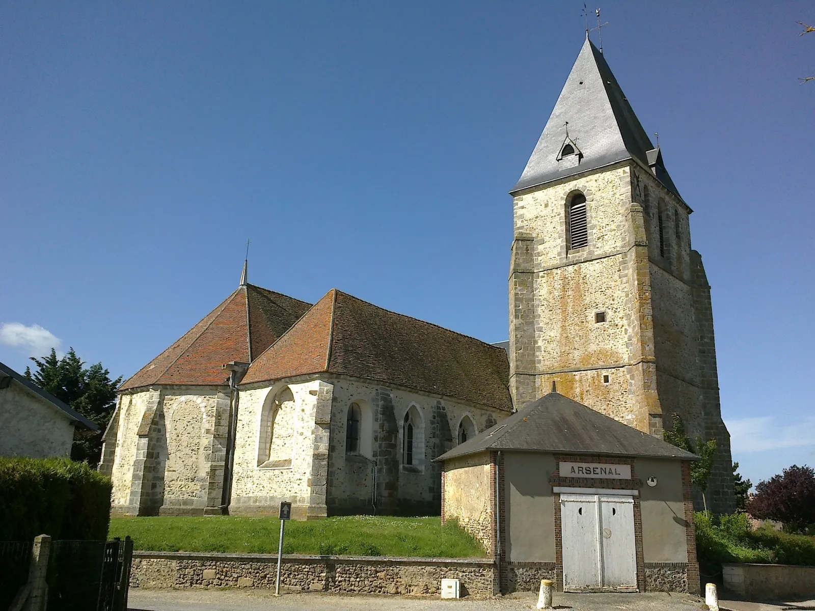 Photo showing: Eure-et-Loir Broué église côté ouest Arsenal.