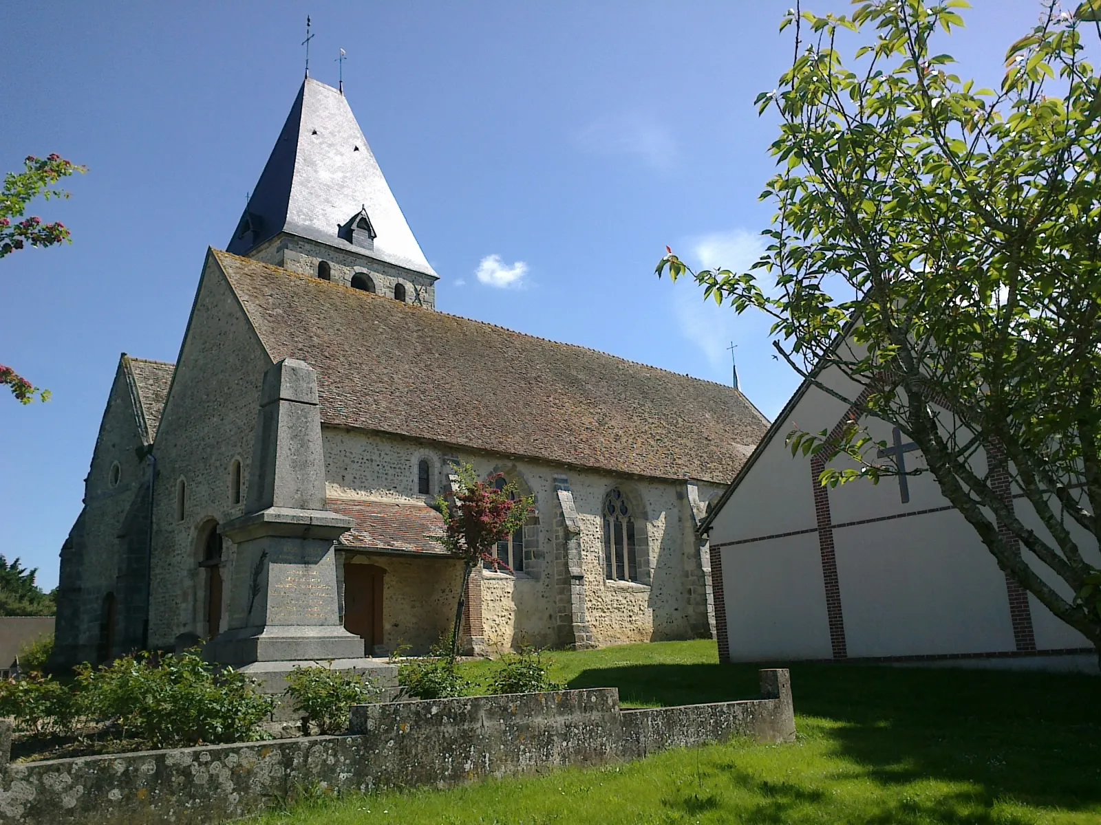 Photo showing: Eure-et-Loir, Broué, église côté sud, monument aux morts.