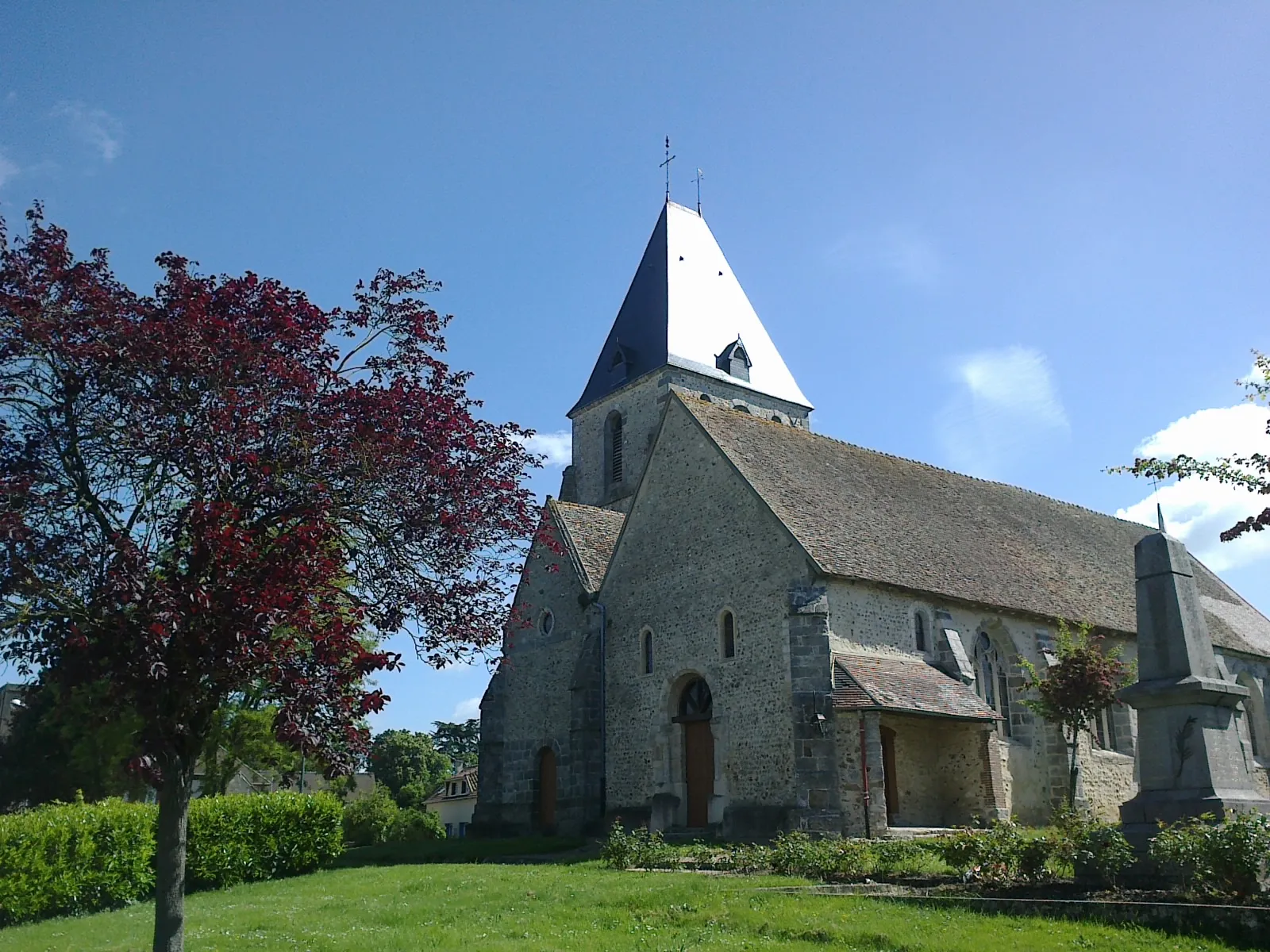 Photo showing: Eure-et-Loir, Broué, église côté sud, monument aux morts.