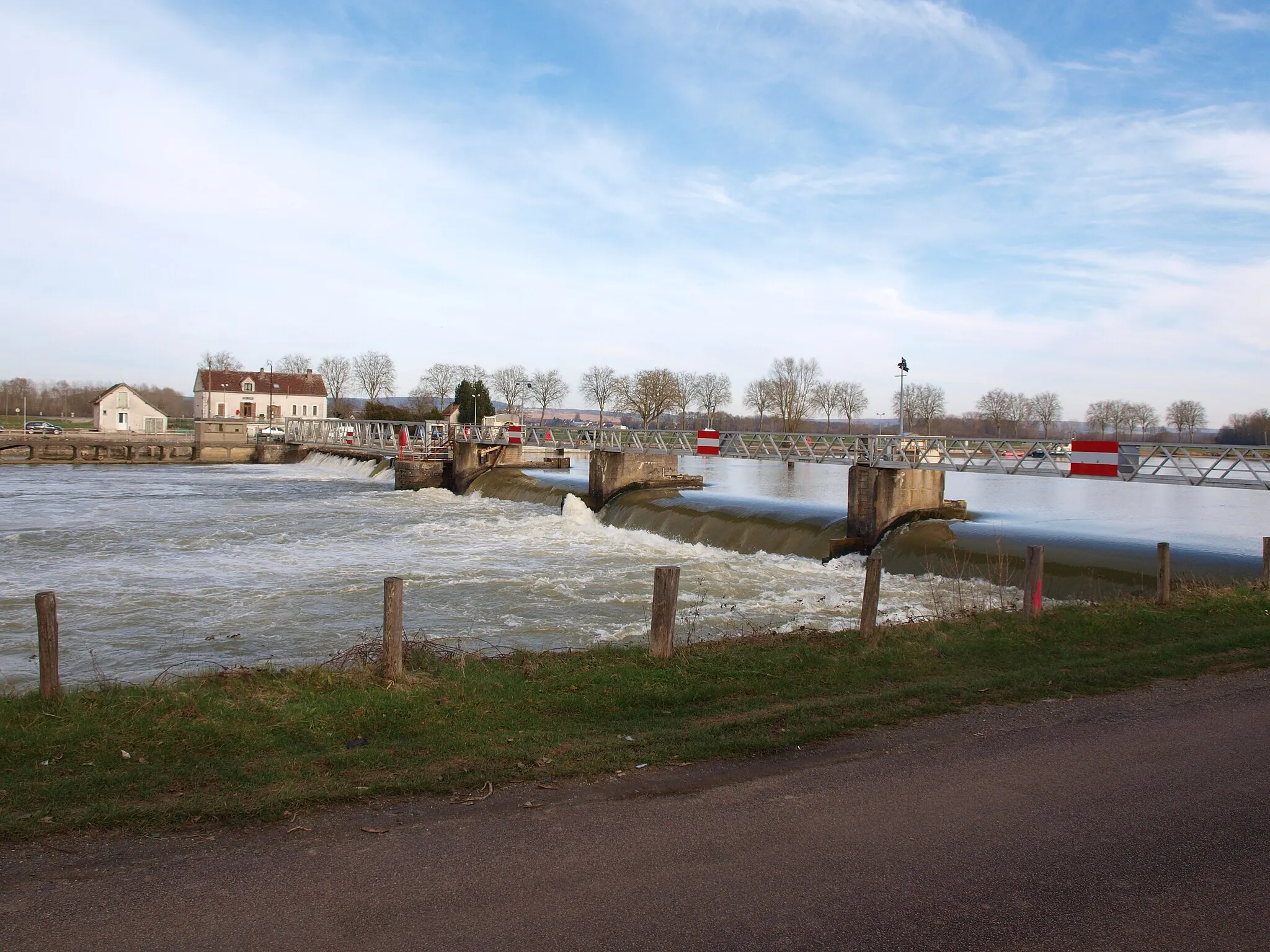 Photo showing: Barrage sur la rivière Yonne, entre Évry (rive droite) et Villeperrot (rive gauche)