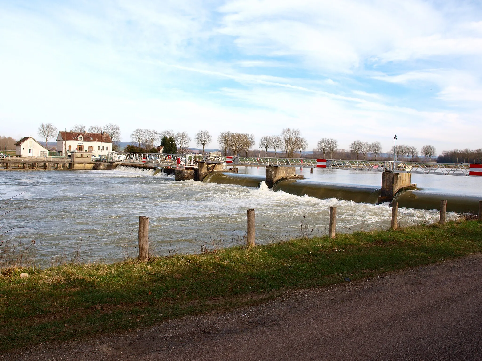 Photo showing: Barrage sur la rivière Yonne, entre Évry (rive droite) et Villeperrot (rive gauche)