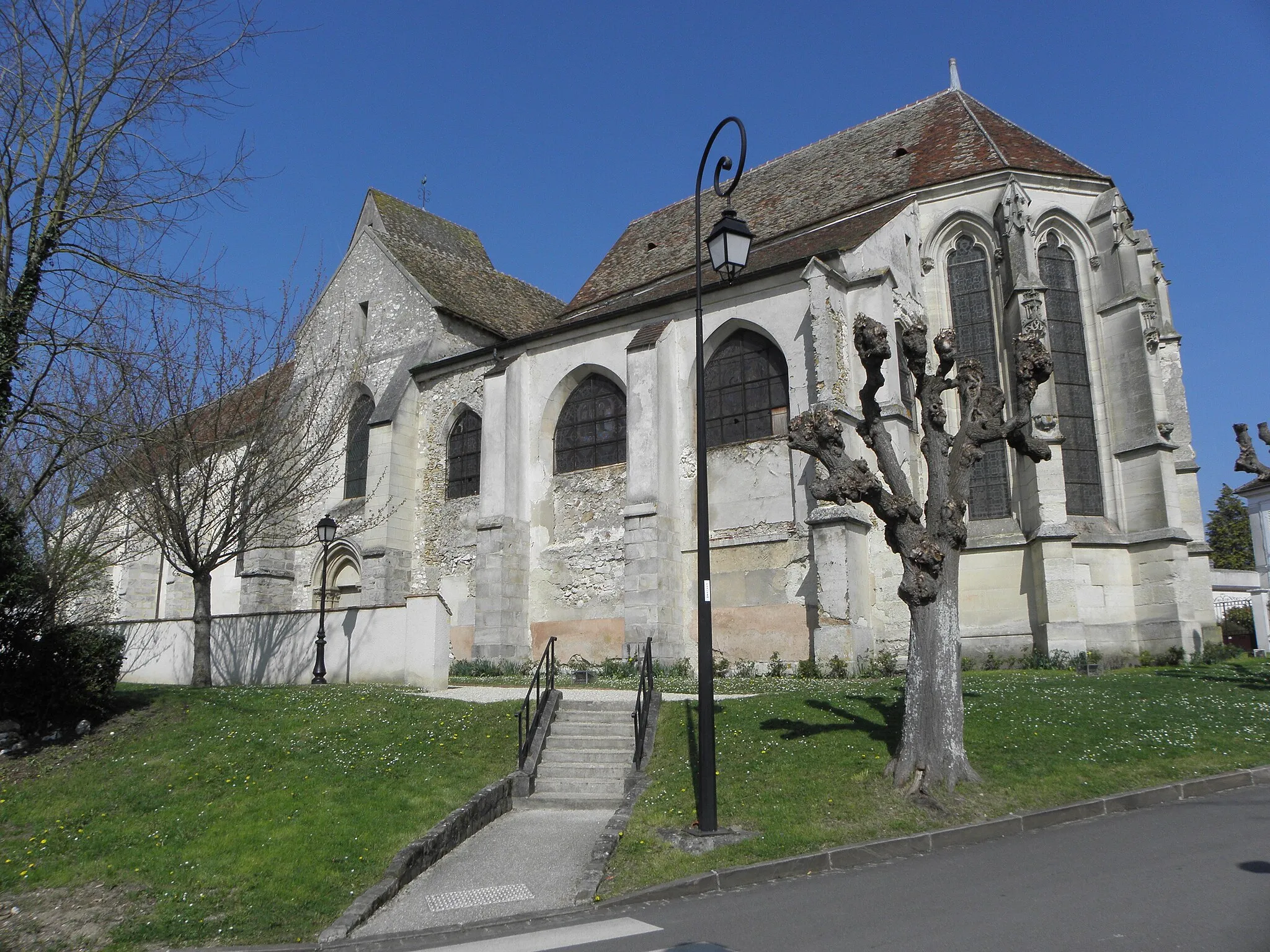 Photo showing: Extérieur de l'église Saint-Georges de Couilly-Pont-aux-Dames (77). Chevet et flanc sud.
