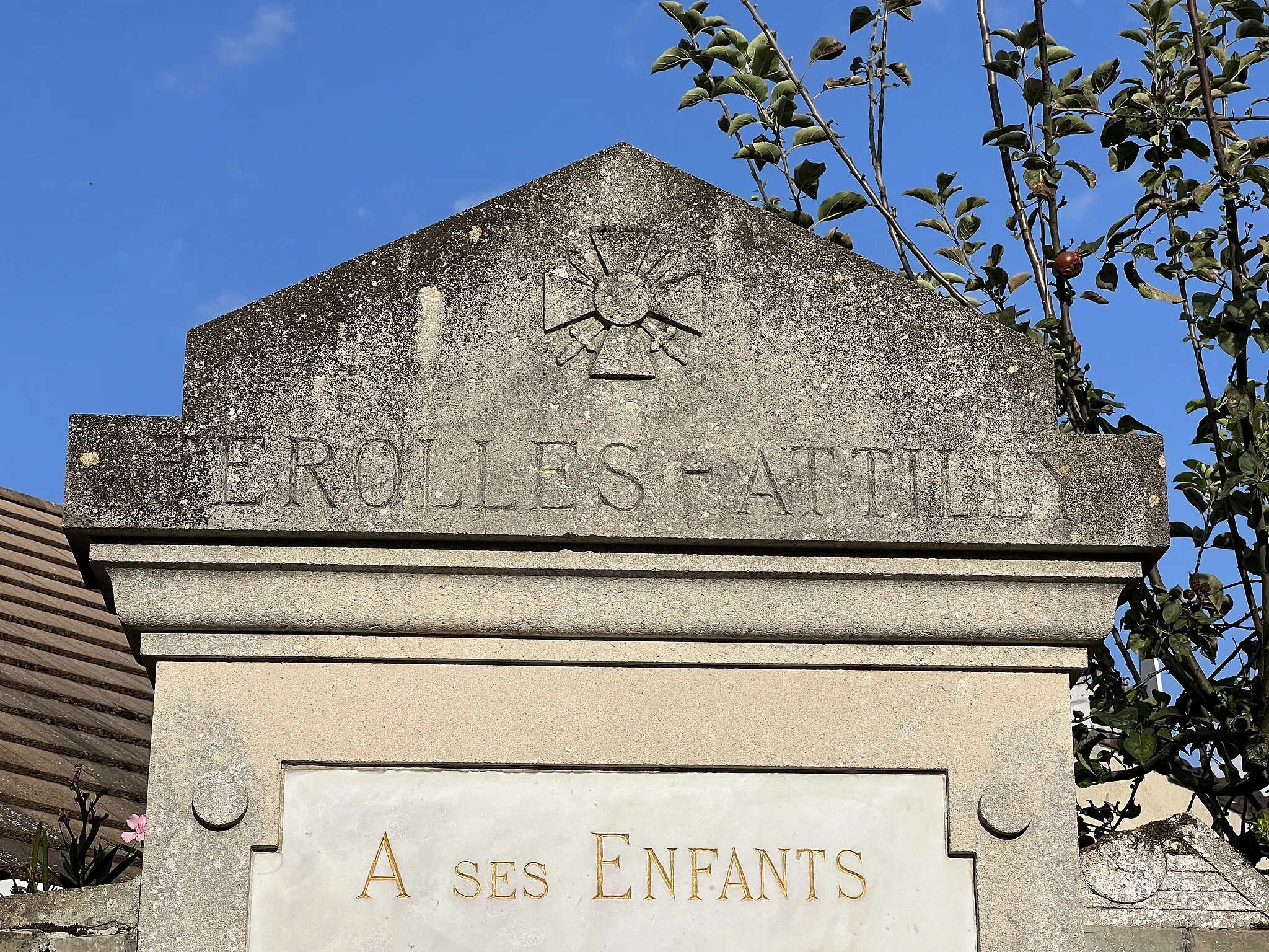 Photo showing: Monument aux morts de Férolles-Attilly.