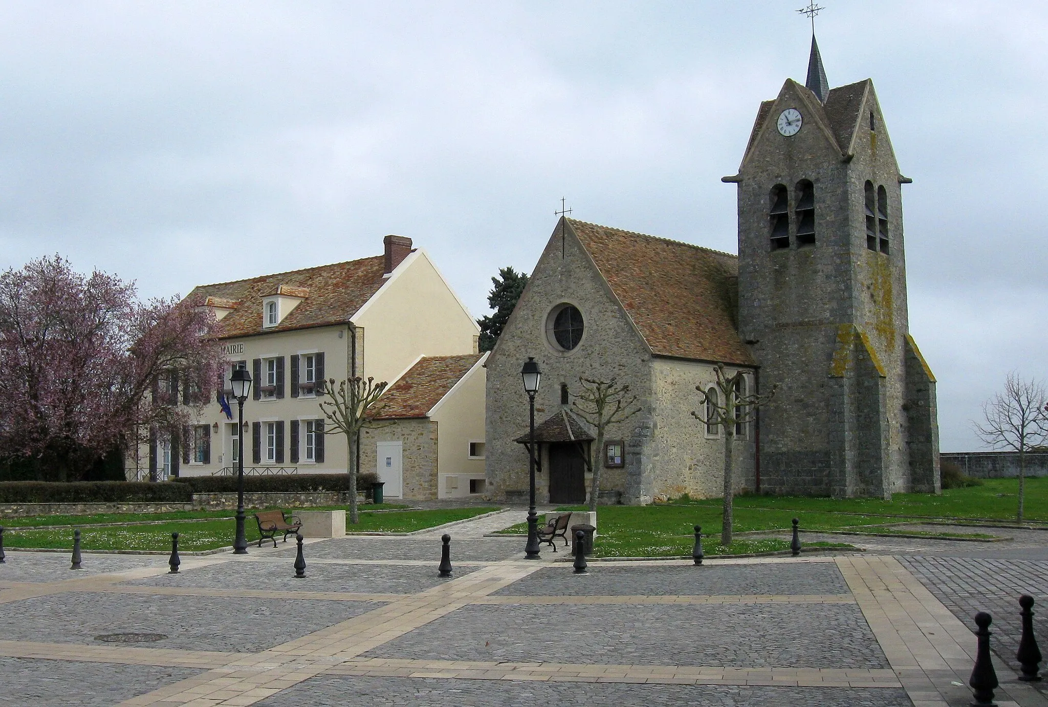 Photo showing: Église Notre-Dame d'Aubigny et mairie de Montereau-sur-le-Jard. (Seine-et-Marne, région Île-de-France).