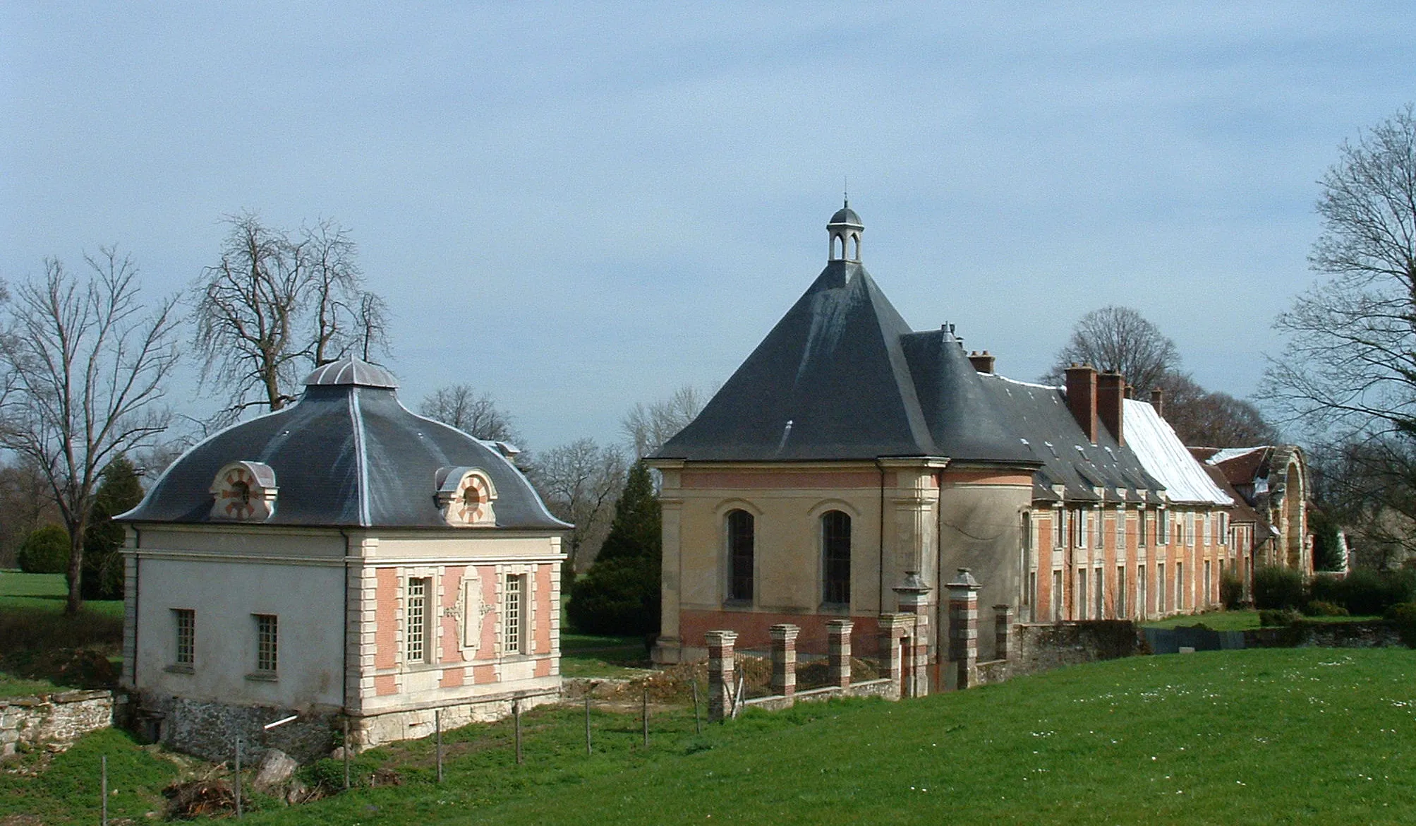 Photo showing: Château de Montceaux - Pavillon d'angle restauré et communs