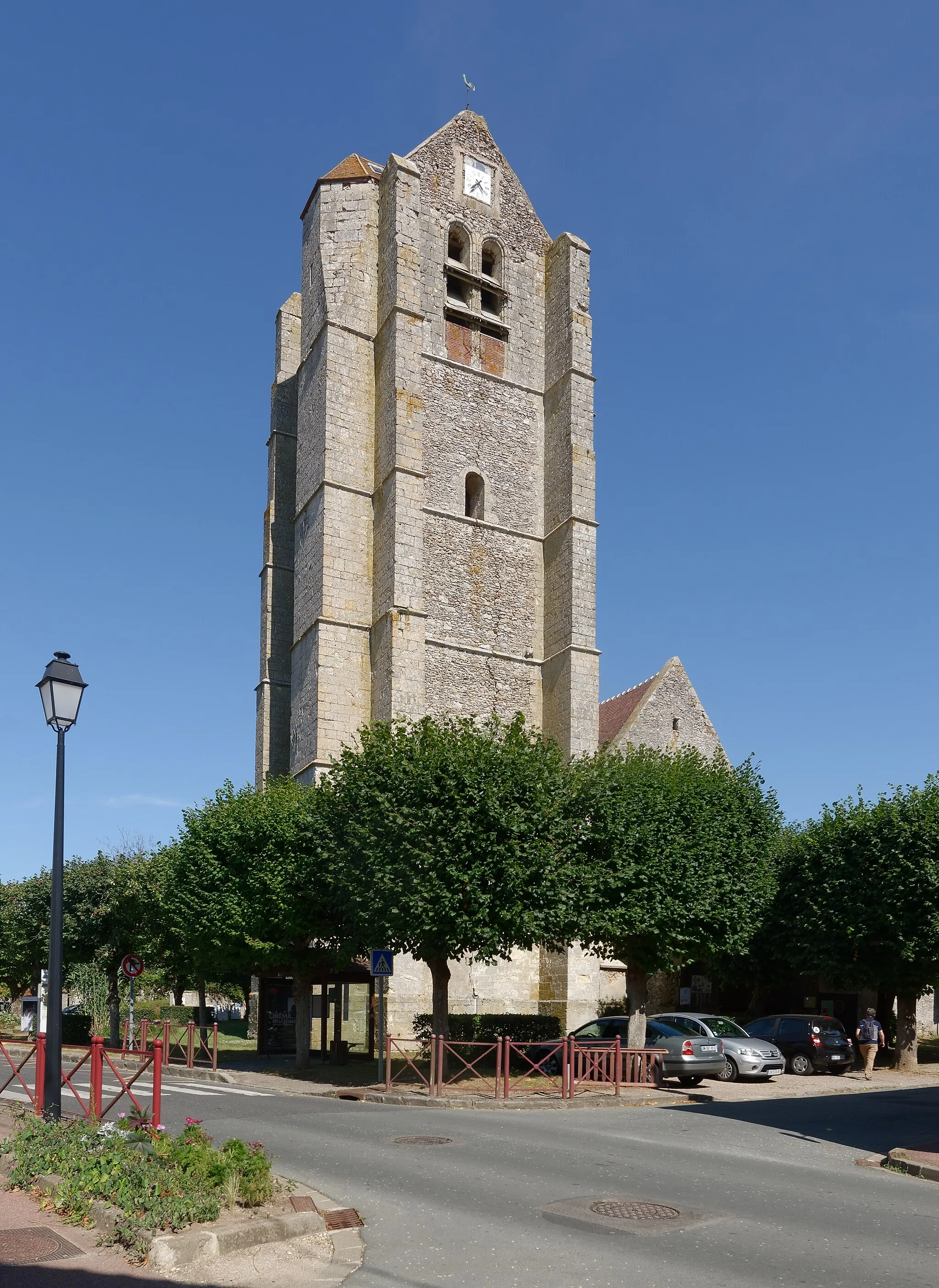 Photo showing: L'église Saint-Léonard des Granges-le-Roi vue depuis le croisement entre la rue de l'Air et la rue d'Angerville.