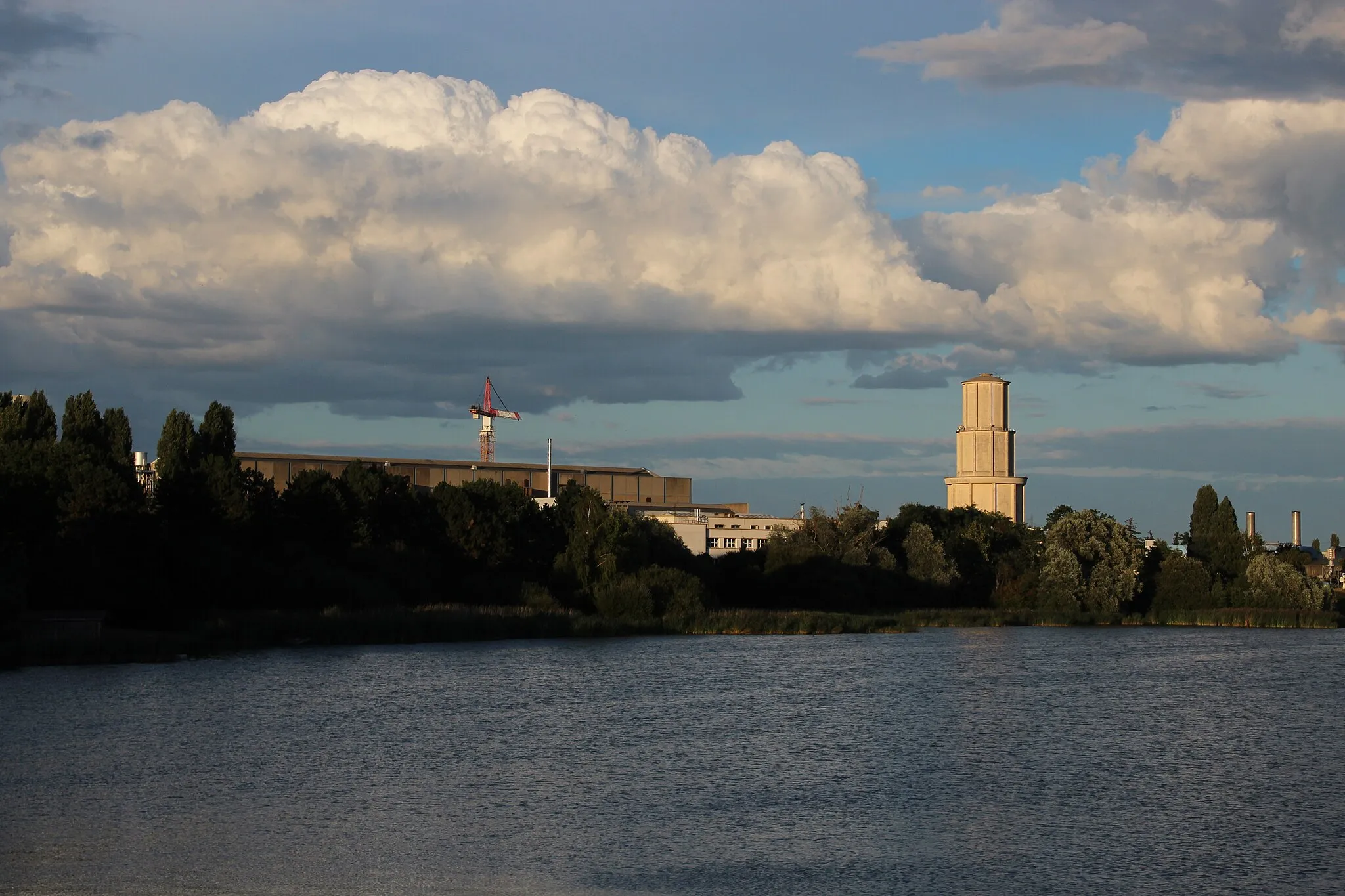 Photo showing: Saclay pond is located on Orsay road in Saclay, France