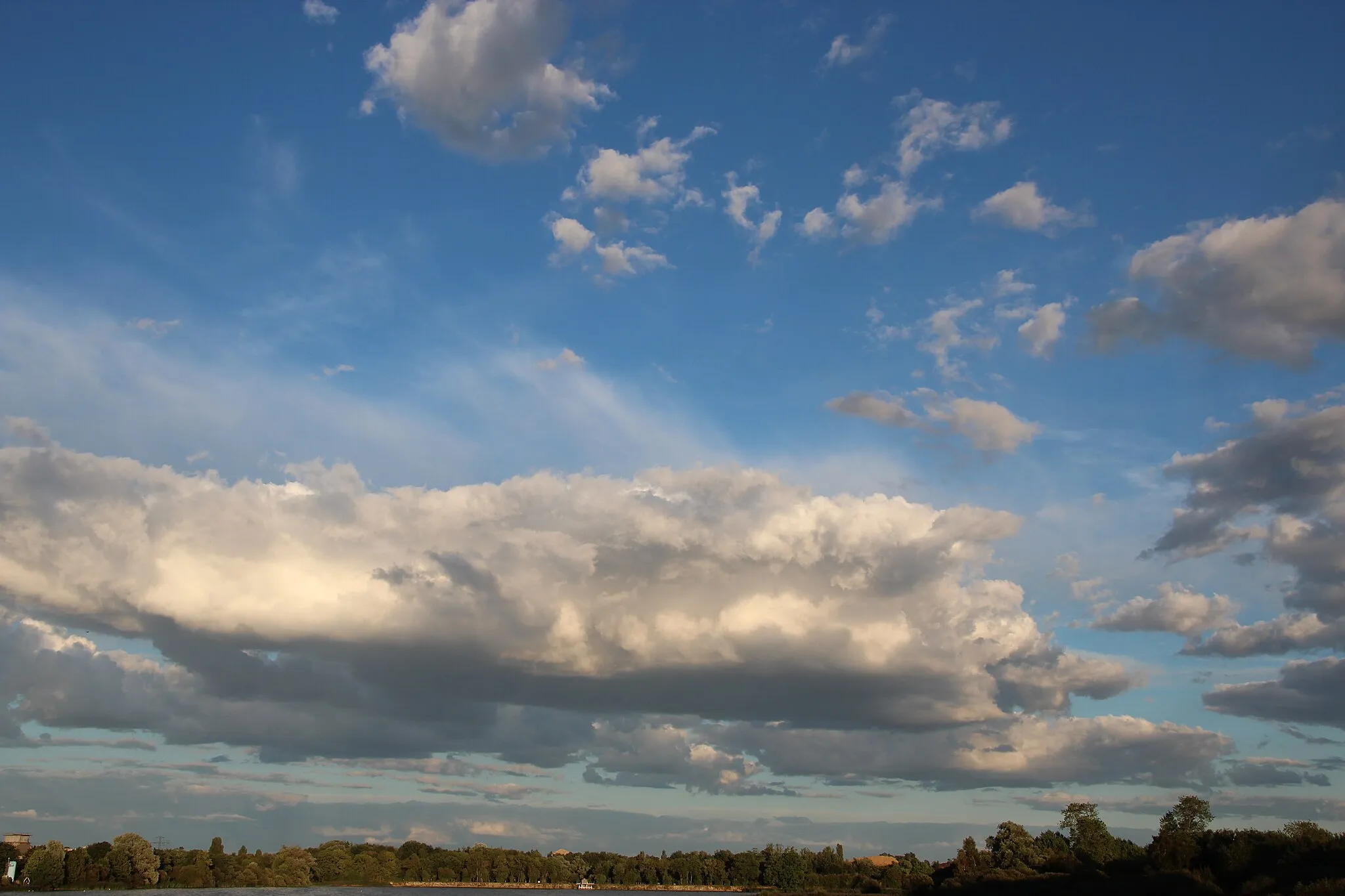 Photo showing: Saclay pond is located on Orsay road in Saclay, France