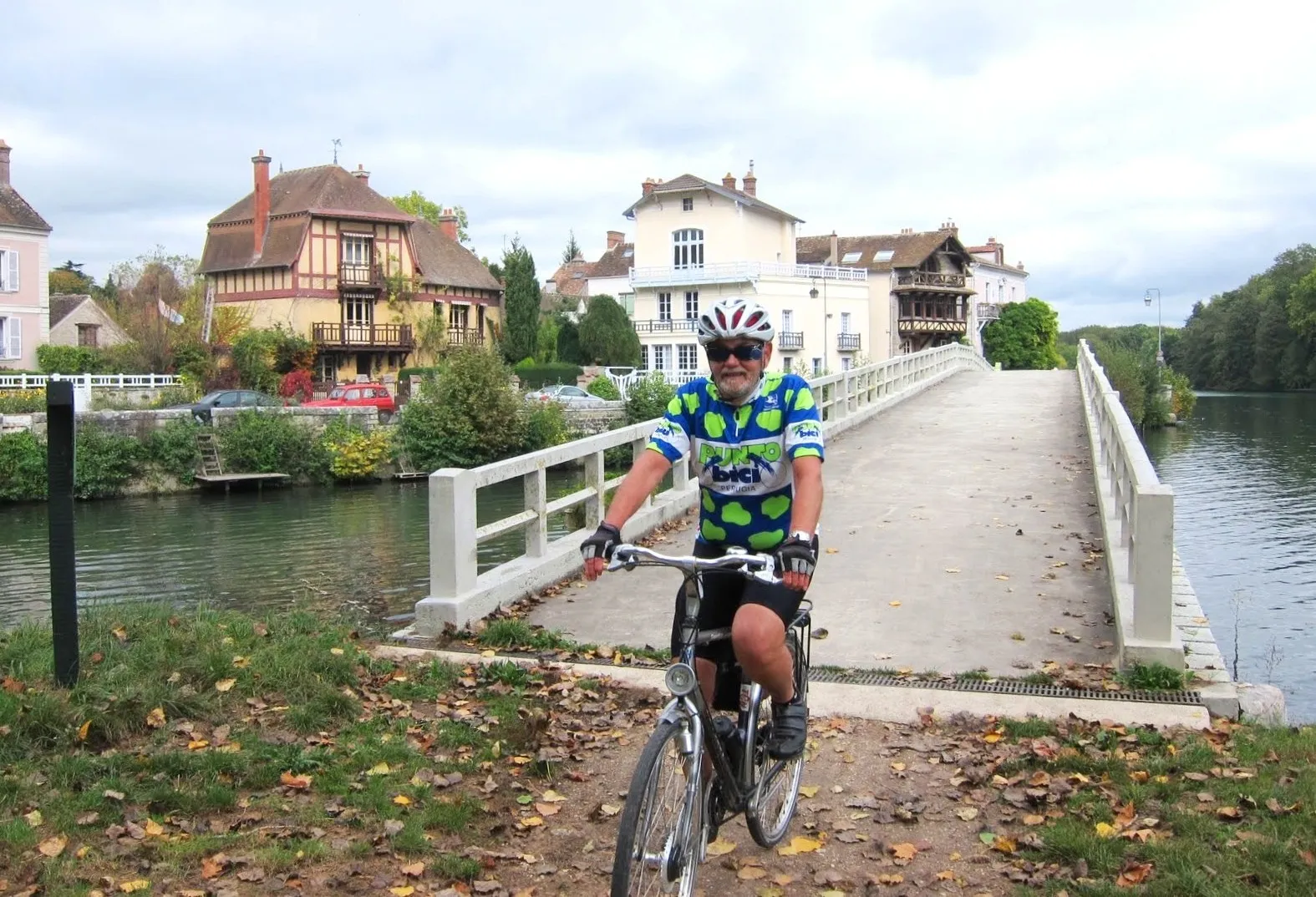 Photo showing: Footbridge to small island (Ile du Berceau) in the Seine at Samois-sur-Seine