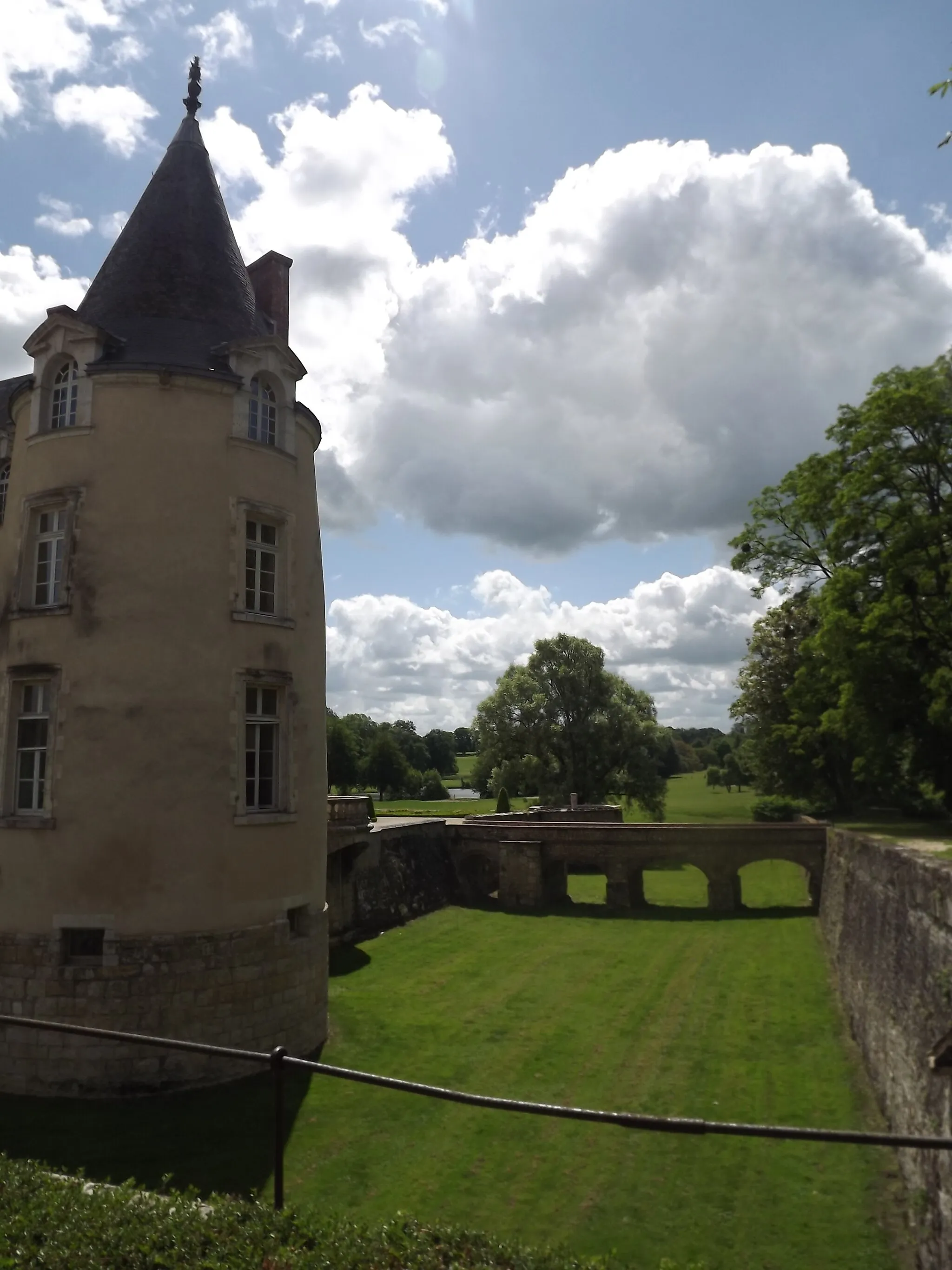 Photo showing: Tour gauche du château et vue des douves (vides)